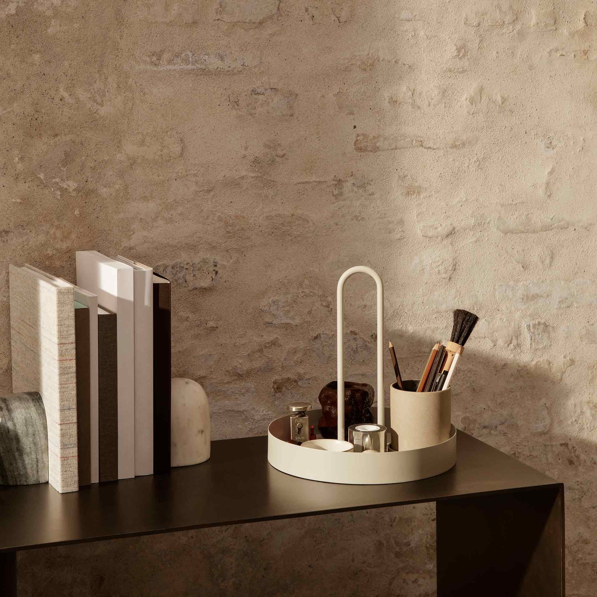Ferm Living（ファームリビング）は、人生の対比を意識しながら、期待や夢の中で快適さと意味を追い求め、真の価値を感じられる空間を提供することを目指しています。デザインへの情熱と、環境や社会に配慮した責任ある選択を大切にし、誠実で心地よい製品や環境づくりに取り組んでいます。デンマーク・コペンハーゲンを拠点に、世界中の職人と協働し、スカンジナビアの思想と世界の技術・伝統を融合。柔らかなフォルムや豊かなテクスチャー、意外性のあるディテールを特徴とするコレクションは、洗練された美しさの中にも驚きと温かみをもたらします。素材選びから製造、配送まで持続可能性を意識し、より良い未来へ向けた選択を後押しします。家具、アクセサリー、照明を通じて、あなたらしく心地よい空間づくりをサポートします。