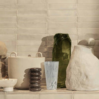 Ferm Living（ファームリビング）は、人生の対比を意識しながら、期待や夢の中で快適さと意味を追い求め、真の価値を感じられる空間を提供することを目指しています。デザインへの情熱と、環境や社会に配慮した責任ある選択を大切にし、誠実で心地よい製品や環境づくりに取り組んでいます。デンマーク・コペンハーゲンを拠点に、世界中の職人と協働し、スカンジナビアの思想と世界の技術・伝統を融合。柔らかなフォルムや豊かなテクスチャー、意外性のあるディテールを特徴とするコレクションは、洗練された美しさの中にも驚きと温かみをもたらします。素材選びから製造、配送まで持続可能性を意識し、より良い未来へ向けた選択を後押しします。家具、アクセサリー、照明を通じて、あなたらしく心地よい空間づくりをサポートします。