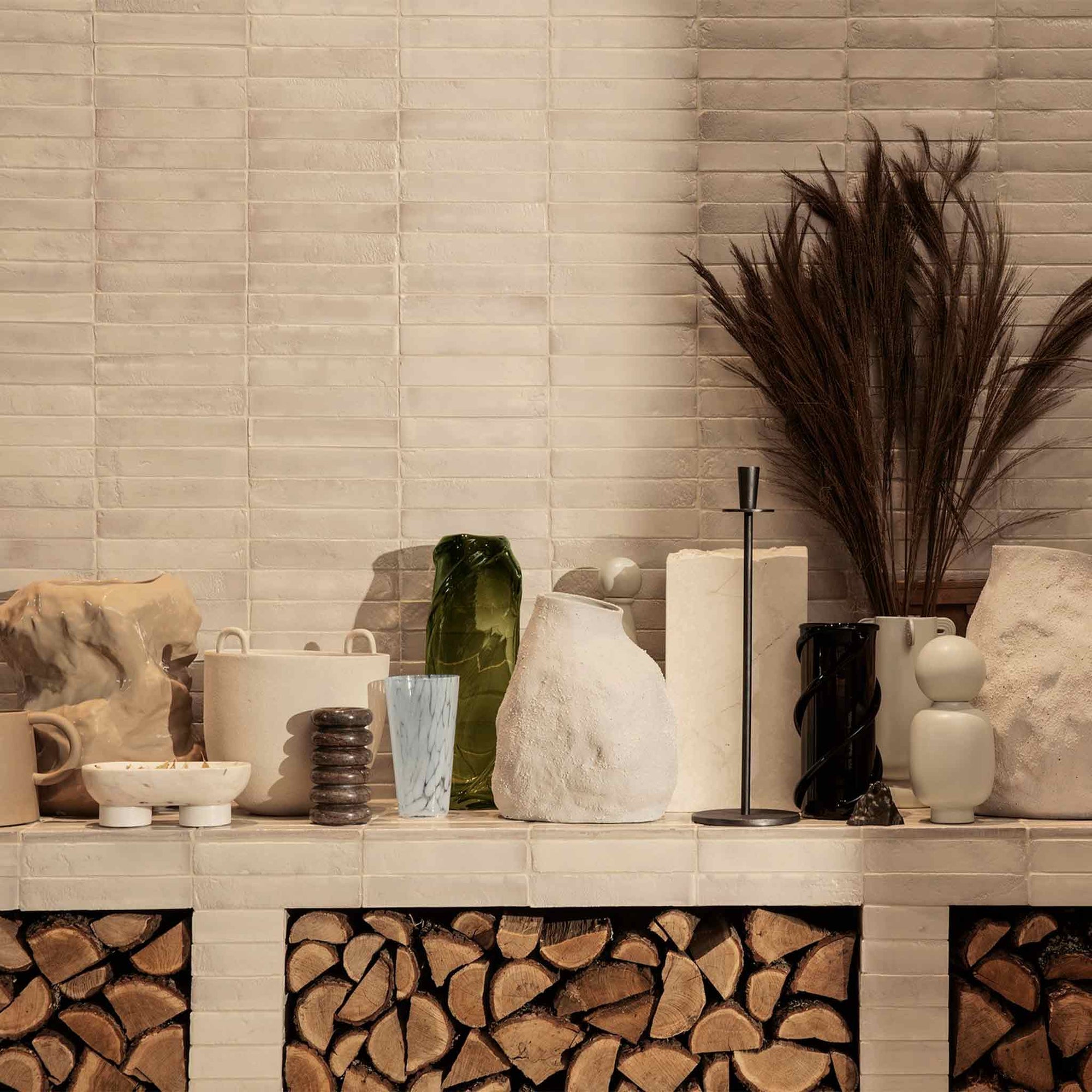 Ferm Living（ファームリビング）は、人生の対比を意識しながら、期待や夢の中で快適さと意味を追い求め、真の価値を感じられる空間を提供することを目指しています。デザインへの情熱と、環境や社会に配慮した責任ある選択を大切にし、誠実で心地よい製品や環境づくりに取り組んでいます。デンマーク・コペンハーゲンを拠点に、世界中の職人と協働し、スカンジナビアの思想と世界の技術・伝統を融合。柔らかなフォルムや豊かなテクスチャー、意外性のあるディテールを特徴とするコレクションは、洗練された美しさの中にも驚きと温かみをもたらします。素材選びから製造、配送まで持続可能性を意識し、より良い未来へ向けた選択を後押しします。家具、アクセサリー、照明を通じて、あなたらしく心地よい空間づくりをサポートします。