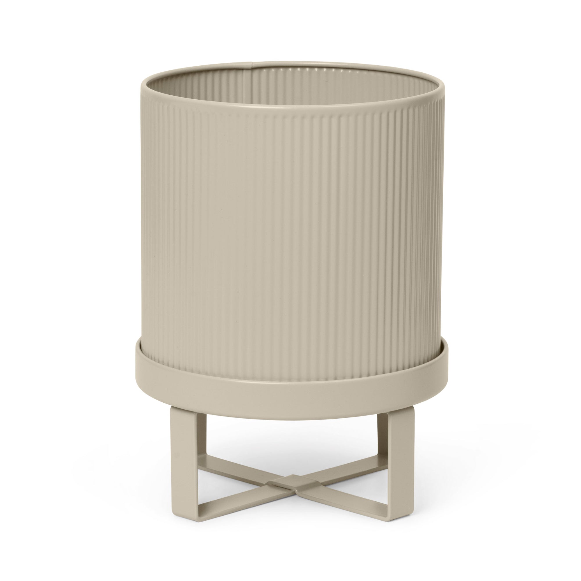 Ferm Living（ファームリビング）は、人生の対比を意識しながら、期待や夢の中で快適さと意味を追い求め、真の価値を感じられる空間を提供することを目指しています。デザインへの情熱と、環境や社会に配慮した責任ある選択を大切にし、誠実で心地よい製品や環境づくりに取り組んでいます。デンマーク・コペンハーゲンを拠点に、世界中の職人と協働し、スカンジナビアの思想と世界の技術・伝統を融合。柔らかなフォルムや豊かなテクスチャー、意外性のあるディテールを特徴とするコレクションは、洗練された美しさの中にも驚きと温かみをもたらします。素材選びから製造、配送まで持続可能性を意識し、より良い未来へ向けた選択を後押しします。家具、アクセサリー、照明を通じて、あなたらしく心地よい空間づくりをサポートします。