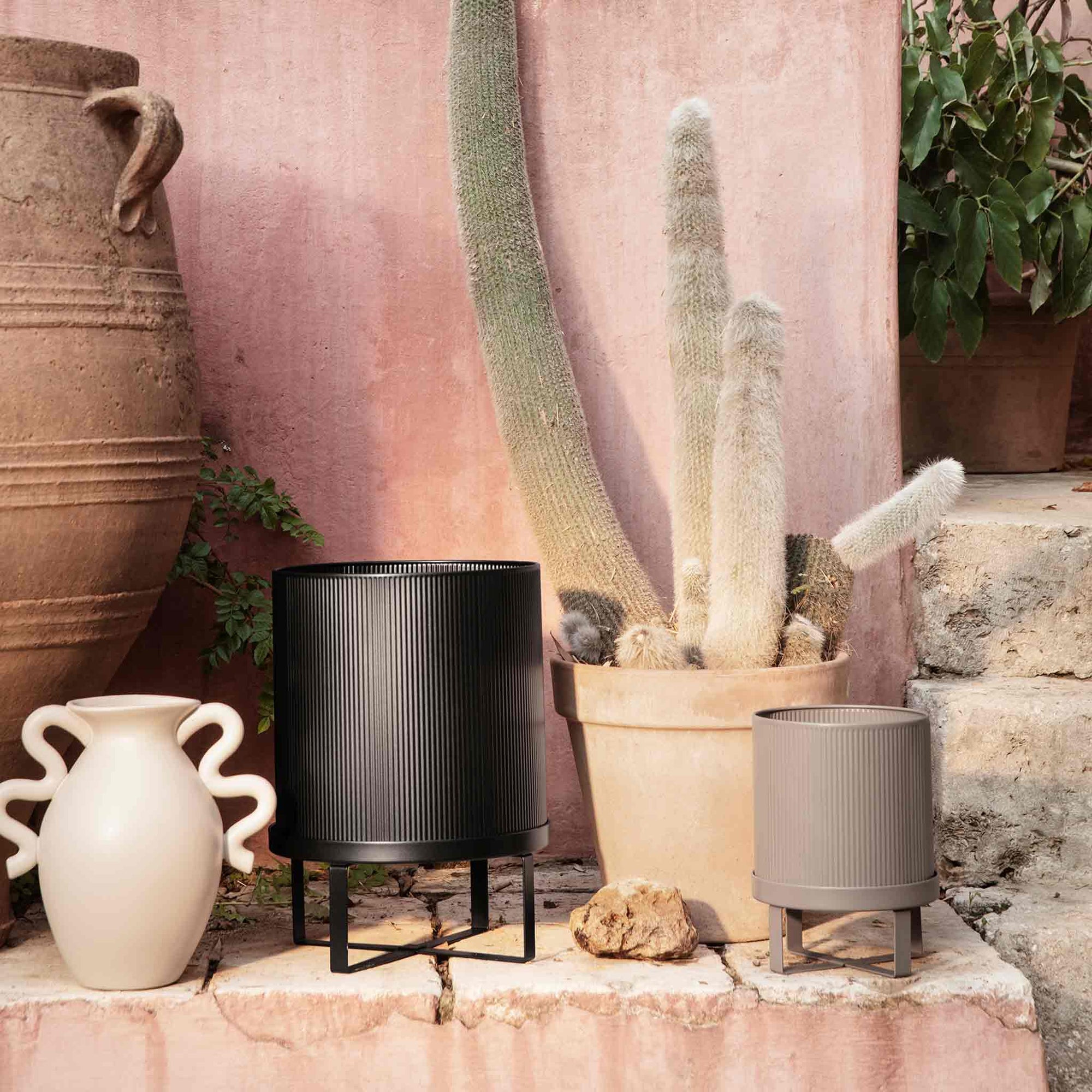 Ferm Living（ファームリビング）は、人生の対比を意識しながら、期待や夢の中で快適さと意味を追い求め、真の価値を感じられる空間を提供することを目指しています。デザインへの情熱と、環境や社会に配慮した責任ある選択を大切にし、誠実で心地よい製品や環境づくりに取り組んでいます。デンマーク・コペンハーゲンを拠点に、世界中の職人と協働し、スカンジナビアの思想と世界の技術・伝統を融合。柔らかなフォルムや豊かなテクスチャー、意外性のあるディテールを特徴とするコレクションは、洗練された美しさの中にも驚きと温かみをもたらします。素材選びから製造、配送まで持続可能性を意識し、より良い未来へ向けた選択を後押しします。家具、アクセサリー、照明を通じて、あなたらしく心地よい空間づくりをサポートします。