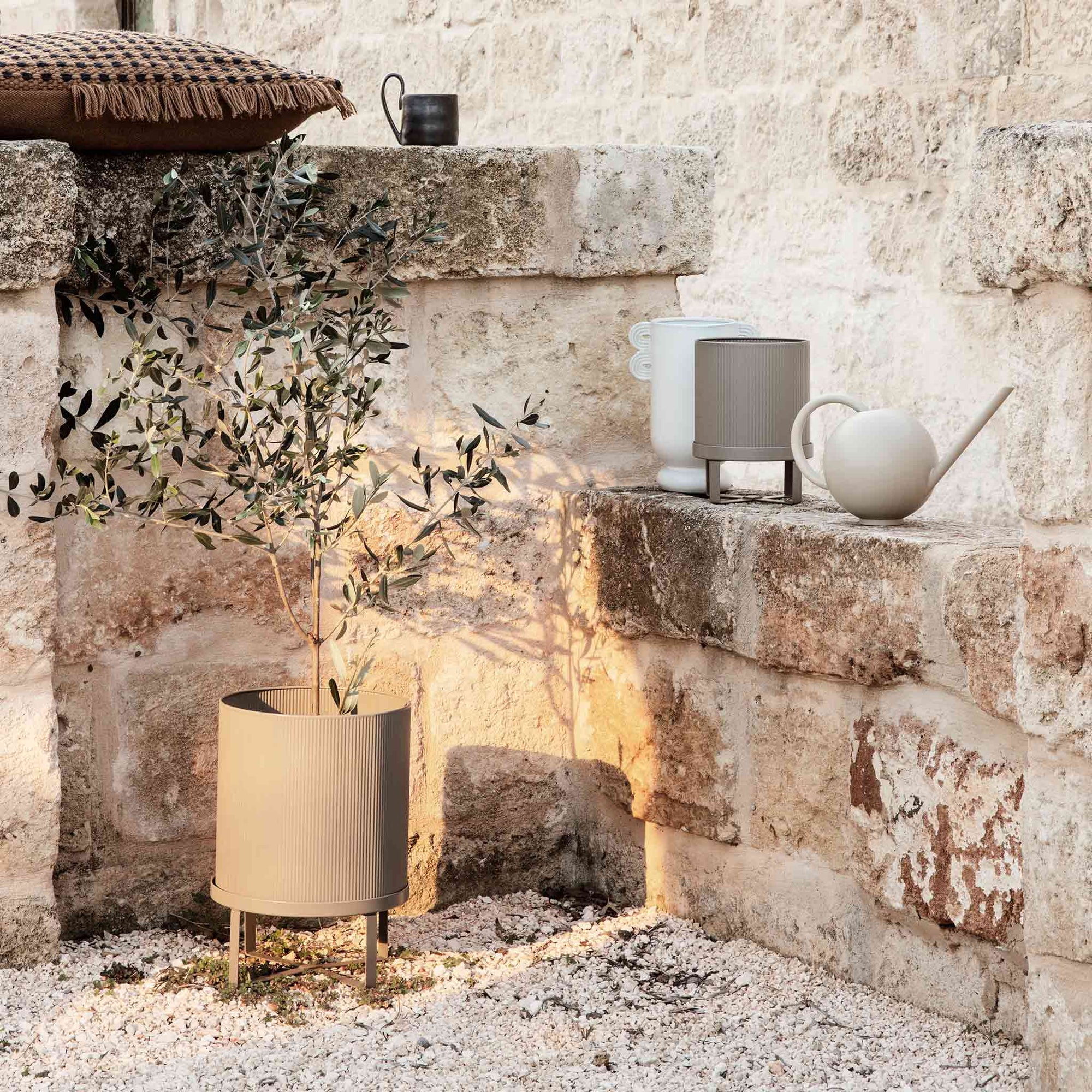 Ferm Living（ファームリビング）は、人生の対比を意識しながら、期待や夢の中で快適さと意味を追い求め、真の価値を感じられる空間を提供することを目指しています。デザインへの情熱と、環境や社会に配慮した責任ある選択を大切にし、誠実で心地よい製品や環境づくりに取り組んでいます。デンマーク・コペンハーゲンを拠点に、世界中の職人と協働し、スカンジナビアの思想と世界の技術・伝統を融合。柔らかなフォルムや豊かなテクスチャー、意外性のあるディテールを特徴とするコレクションは、洗練された美しさの中にも驚きと温かみをもたらします。素材選びから製造、配送まで持続可能性を意識し、より良い未来へ向けた選択を後押しします。家具、アクセサリー、照明を通じて、あなたらしく心地よい空間づくりをサポートします。