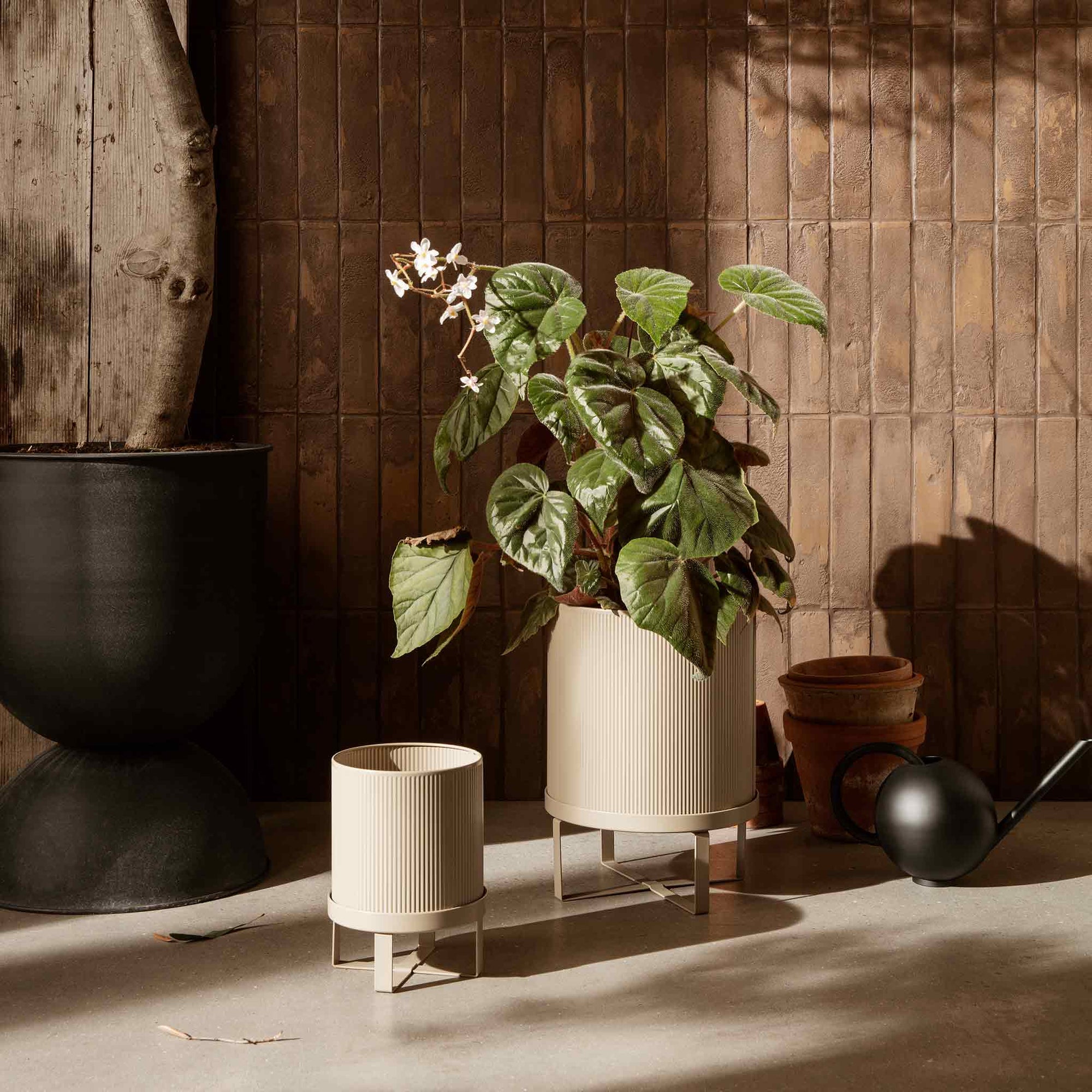 Ferm Living（ファームリビング）は、人生の対比を意識しながら、期待や夢の中で快適さと意味を追い求め、真の価値を感じられる空間を提供することを目指しています。デザインへの情熱と、環境や社会に配慮した責任ある選択を大切にし、誠実で心地よい製品や環境づくりに取り組んでいます。デンマーク・コペンハーゲンを拠点に、世界中の職人と協働し、スカンジナビアの思想と世界の技術・伝統を融合。柔らかなフォルムや豊かなテクスチャー、意外性のあるディテールを特徴とするコレクションは、洗練された美しさの中にも驚きと温かみをもたらします。素材選びから製造、配送まで持続可能性を意識し、より良い未来へ向けた選択を後押しします。家具、アクセサリー、照明を通じて、あなたらしく心地よい空間づくりをサポートします。