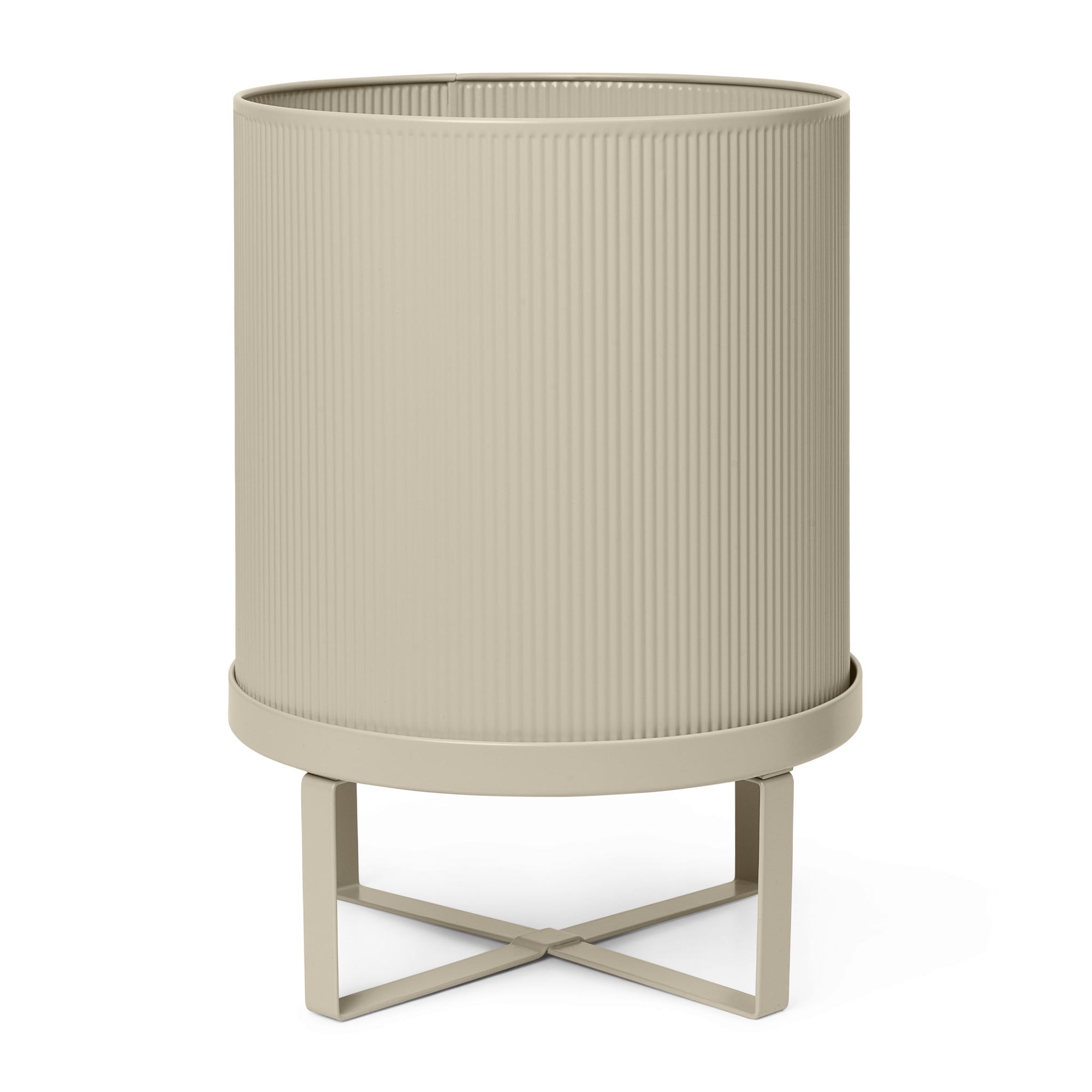 Ferm Living（ファームリビング）は、人生の対比を意識しながら、期待や夢の中で快適さと意味を追い求め、真の価値を感じられる空間を提供することを目指しています。デザインへの情熱と、環境や社会に配慮した責任ある選択を大切にし、誠実で心地よい製品や環境づくりに取り組んでいます。デンマーク・コペンハーゲンを拠点に、世界中の職人と協働し、スカンジナビアの思想と世界の技術・伝統を融合。柔らかなフォルムや豊かなテクスチャー、意外性のあるディテールを特徴とするコレクションは、洗練された美しさの中にも驚きと温かみをもたらします。素材選びから製造、配送まで持続可能性を意識し、より良い未来へ向けた選択を後押しします。家具、アクセサリー、照明を通じて、あなたらしく心地よい空間づくりをサポートします。