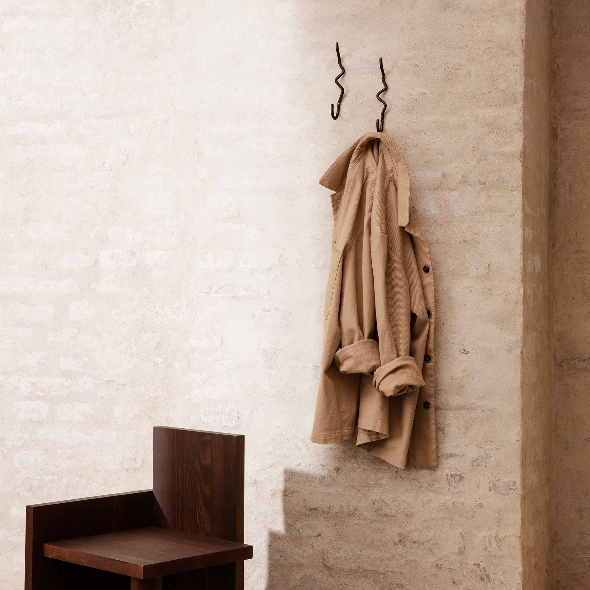 Ferm Living（ファームリビング）は、人生の対比を意識しながら、期待や夢の中で快適さと意味を追い求め、真の価値を感じられる空間を提供することを目指しています。デザインへの情熱と、環境や社会に配慮した責任ある選択を大切にし、誠実で心地よい製品や環境づくりに取り組んでいます。デンマーク・コペンハーゲンを拠点に、世界中の職人と協働し、スカンジナビアの思想と世界の技術・伝統を融合。柔らかなフォルムや豊かなテクスチャー、意外性のあるディテールを特徴とするコレクションは、洗練された美しさの中にも驚きと温かみをもたらします。素材選びから製造、配送まで持続可能性を意識し、より良い未来へ向けた選択を後押しします。家具、アクセサリー、照明を通じて、あなたらしく心地よい空間づくりをサポートします。