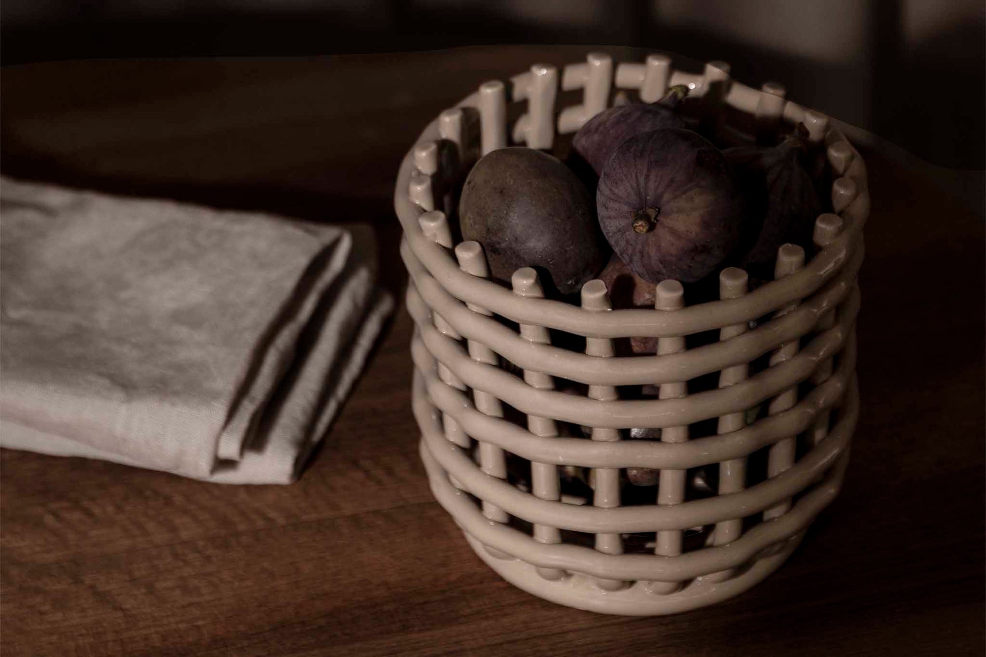 "ferm LIVING"の製品は毎日の生活がきっと楽しくなる物ばかり。それは壁紙だったり、キッチン用品、バス用品、リビング雑貨、またオフィス用品など沢山のコレクションがあり、オーガニックコットンや木材、磁気、金属など多くの拘った材質で、シンプルな材質から職人によって長く使える物へと変えて行きます。デザインはデンマークの伝統に基づいた美しい物。ロゴの鳥はデンマークの伝統を守って生きたいという思いが込められています。