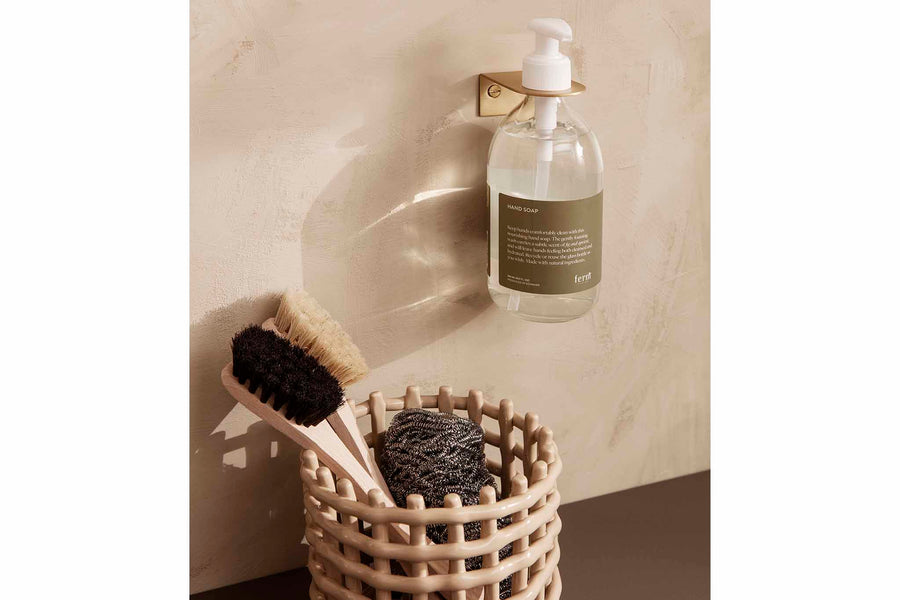 "ferm LIVING"の製品は毎日の生活がきっと楽しくなる物ばかり。それは壁紙だったり、キッチン用品、バス用品、リビング雑貨、またオフィス用品など沢山のコレクションがあり、オーガニックコットンや木材、磁気、金属など多くの拘った材質で、シンプルな材質から職人によって長く使える物へと変えて行きます。デザインはデンマークの伝統に基づいた美しい物。ロゴの鳥はデンマークの伝統を守って生きたいという思いが込められています。