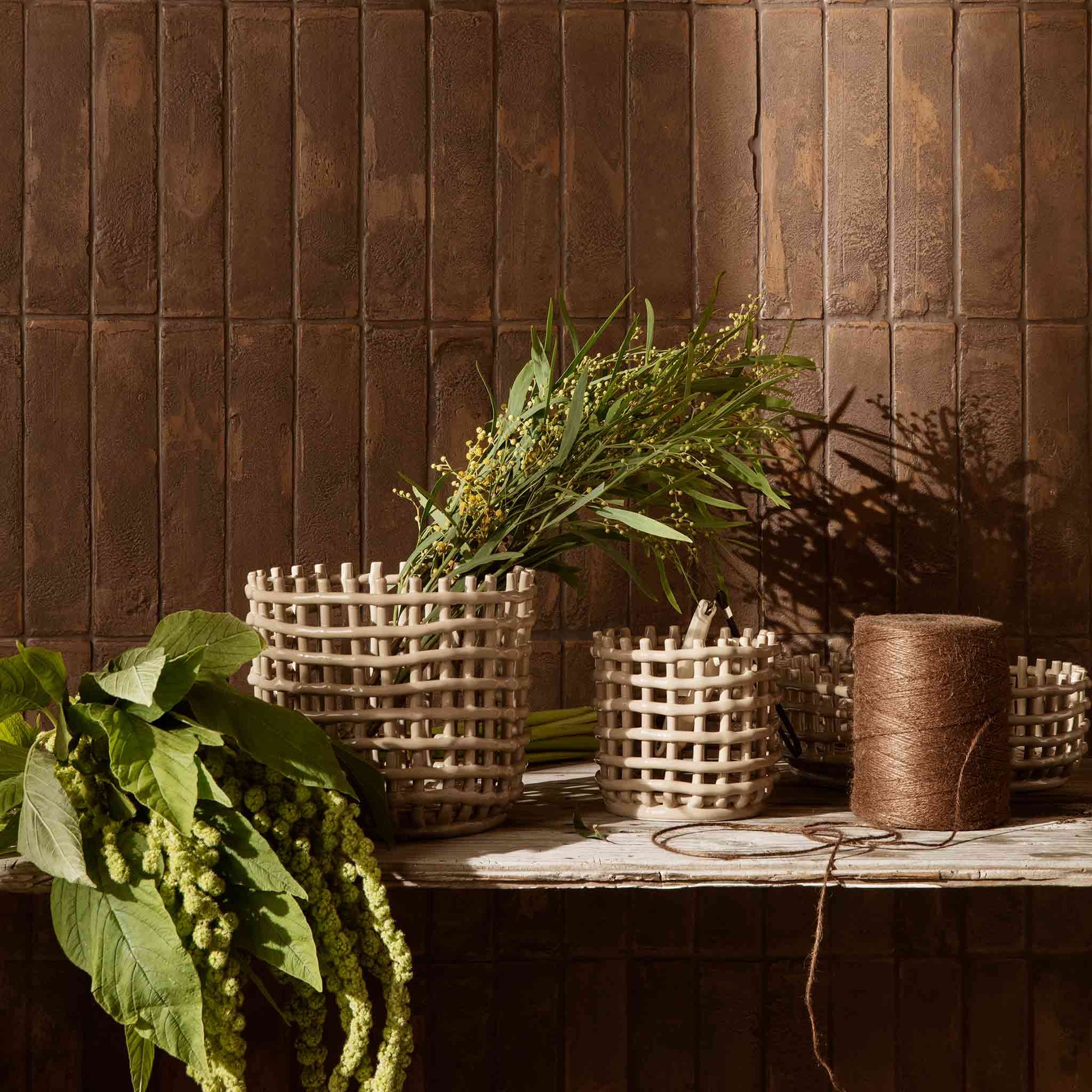 Ferm Living（ファームリビング）は、人生の対比を意識しながら、期待や夢の中で快適さと意味を追い求め、真の価値を感じられる空間を提供することを目指しています。デザインへの情熱と、環境や社会に配慮した責任ある選択を大切にし、誠実で心地よい製品や環境づくりに取り組んでいます。デンマーク・コペンハーゲンを拠点に、世界中の職人と協働し、スカンジナビアの思想と世界の技術・伝統を融合。柔らかなフォルムや豊かなテクスチャー、意外性のあるディテールを特徴とするコレクションは、洗練された美しさの中にも驚きと温かみをもたらします。素材選びから製造、配送まで持続可能性を意識し、より良い未来へ向けた選択を後押しします。家具、アクセサリー、照明を通じて、あなたらしく心地よい空間づくりをサポートします。