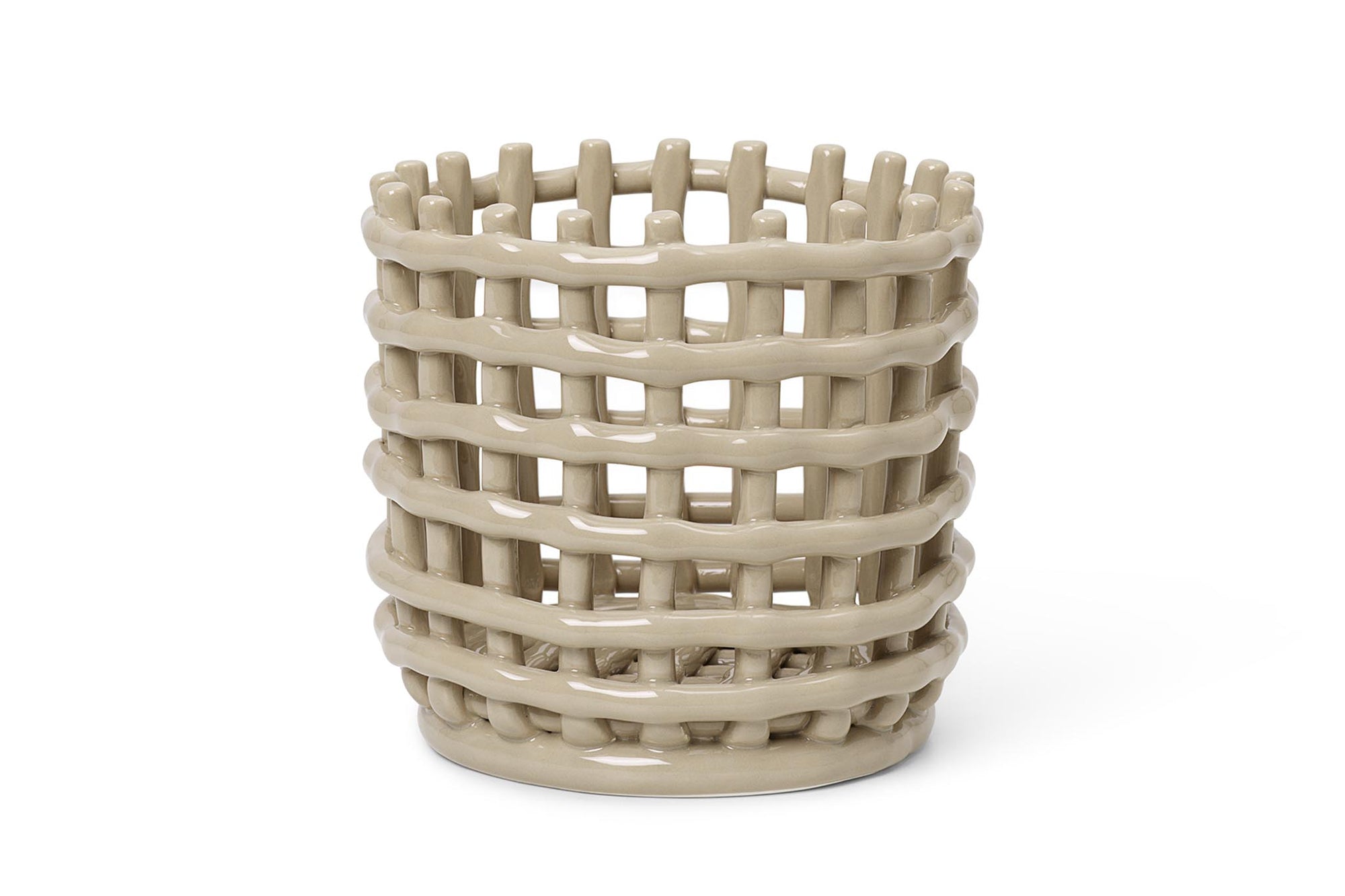 "ferm LIVING"の製品は毎日の生活がきっと楽しくなる物ばかり。それは壁紙だったり、キッチン用品、バス用品、リビング雑貨、またオフィス用品など沢山のコレクションがあり、オーガニックコットンや木材、磁気、金属など多くの拘った材質で、シンプルな材質から職人によって長く使える物へと変えて行きます。デザインはデンマークの伝統に基づいた美しい物。ロゴの鳥はデンマークの伝統を守って生きたいという思いが込められています。