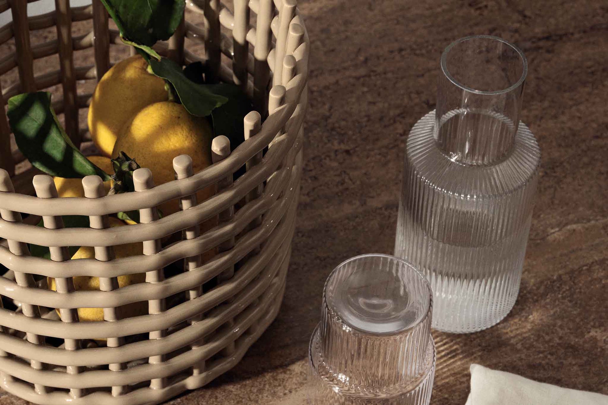 "ferm LIVING"の製品は毎日の生活がきっと楽しくなる物ばかり。それは壁紙だったり、キッチン用品、バス用品、リビング雑貨、またオフィス用品など沢山のコレクションがあり、オーガニックコットンや木材、磁気、金属など多くの拘った材質で、シンプルな材質から職人によって長く使える物へと変えて行きます。デザインはデンマークの伝統に基づいた美しい物。ロゴの鳥はデンマークの伝統を守って生きたいという思いが込められています。