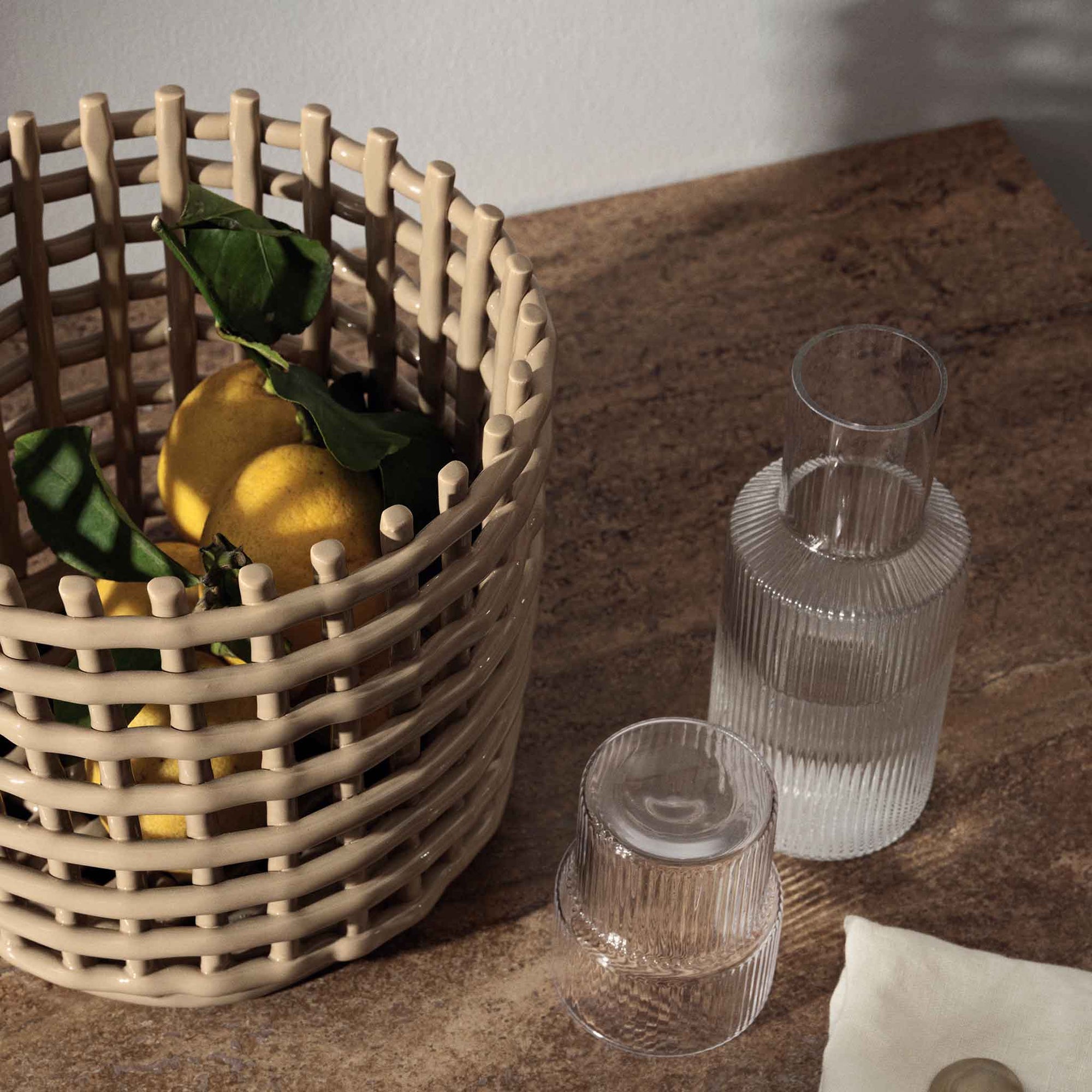 Ferm Living（ファームリビング）は、人生の対比を意識しながら、期待や夢の中で快適さと意味を追い求め、真の価値を感じられる空間を提供することを目指しています。デザインへの情熱と、環境や社会に配慮した責任ある選択を大切にし、誠実で心地よい製品や環境づくりに取り組んでいます。デンマーク・コペンハーゲンを拠点に、世界中の職人と協働し、スカンジナビアの思想と世界の技術・伝統を融合。柔らかなフォルムや豊かなテクスチャー、意外性のあるディテールを特徴とするコレクションは、洗練された美しさの中にも驚きと温かみをもたらします。素材選びから製造、配送まで持続可能性を意識し、より良い未来へ向けた選択を後押しします。家具、アクセサリー、照明を通じて、あなたらしく心地よい空間づくりをサポートします。