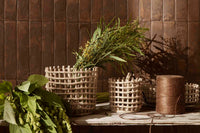 "ferm LIVING"の製品は毎日の生活がきっと楽しくなる物ばかり。それは壁紙だったり、キッチン用品、バス用品、リビング雑貨、またオフィス用品など沢山のコレクションがあり、オーガニックコットンや木材、磁気、金属など多くの拘った材質で、シンプルな材質から職人によって長く使える物へと変えて行きます。デザインはデンマークの伝統に基づいた美しい物。ロゴの鳥はデンマークの伝統を守って生きたいという思いが込められています。