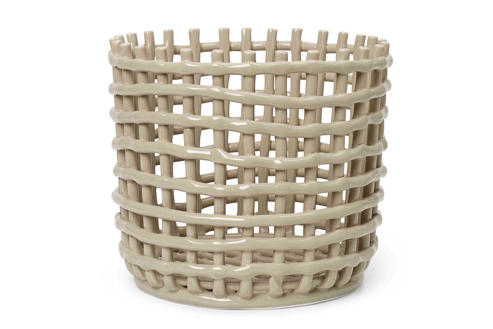 "ferm LIVING"の製品は毎日の生活がきっと楽しくなる物ばかり。それは壁紙だったり、キッチン用品、バス用品、リビング雑貨、またオフィス用品など沢山のコレクションがあり、オーガニックコットンや木材、磁気、金属など多くの拘った材質で、シンプルな材質から職人によって長く使える物へと変えて行きます。デザインはデンマークの伝統に基づいた美しい物。ロゴの鳥はデンマークの伝統を守って生きたいという思いが込められています。