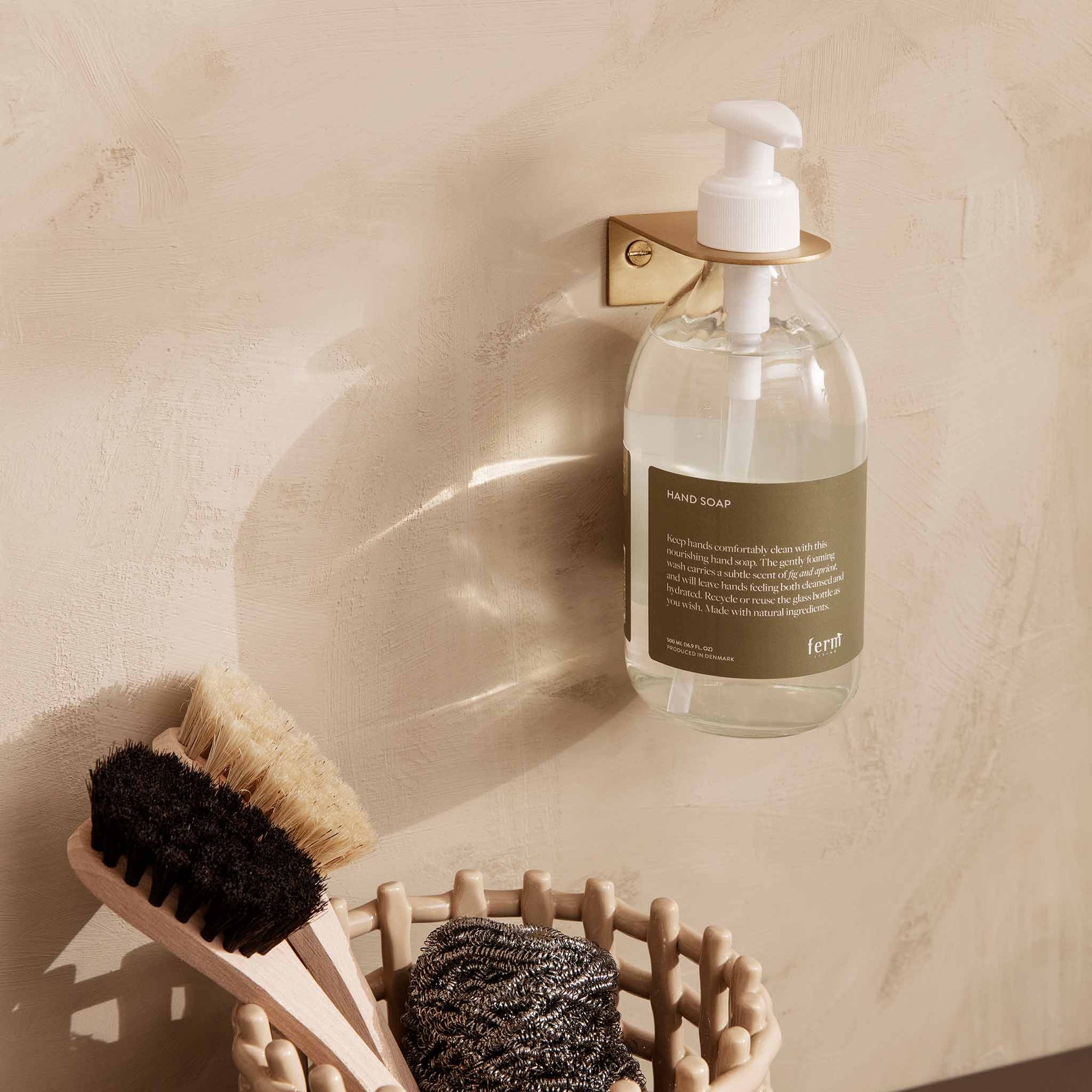 Ferm Living（ファームリビング）は、人生の対比を意識しながら、期待や夢の中で快適さと意味を追い求め、真の価値を感じられる空間を提供することを目指しています。デザインへの情熱と、環境や社会に配慮した責任ある選択を大切にし、誠実で心地よい製品や環境づくりに取り組んでいます。デンマーク・コペンハーゲンを拠点に、世界中の職人と協働し、スカンジナビアの思想と世界の技術・伝統を融合。柔らかなフォルムや豊かなテクスチャー、意外性のあるディテールを特徴とするコレクションは、洗練された美しさの中にも驚きと温かみをもたらします。素材選びから製造、配送まで持続可能性を意識し、より良い未来へ向けた選択を後押しします。家具、アクセサリー、照明を通じて、あなたらしく心地よい空間づくりをサポートします。