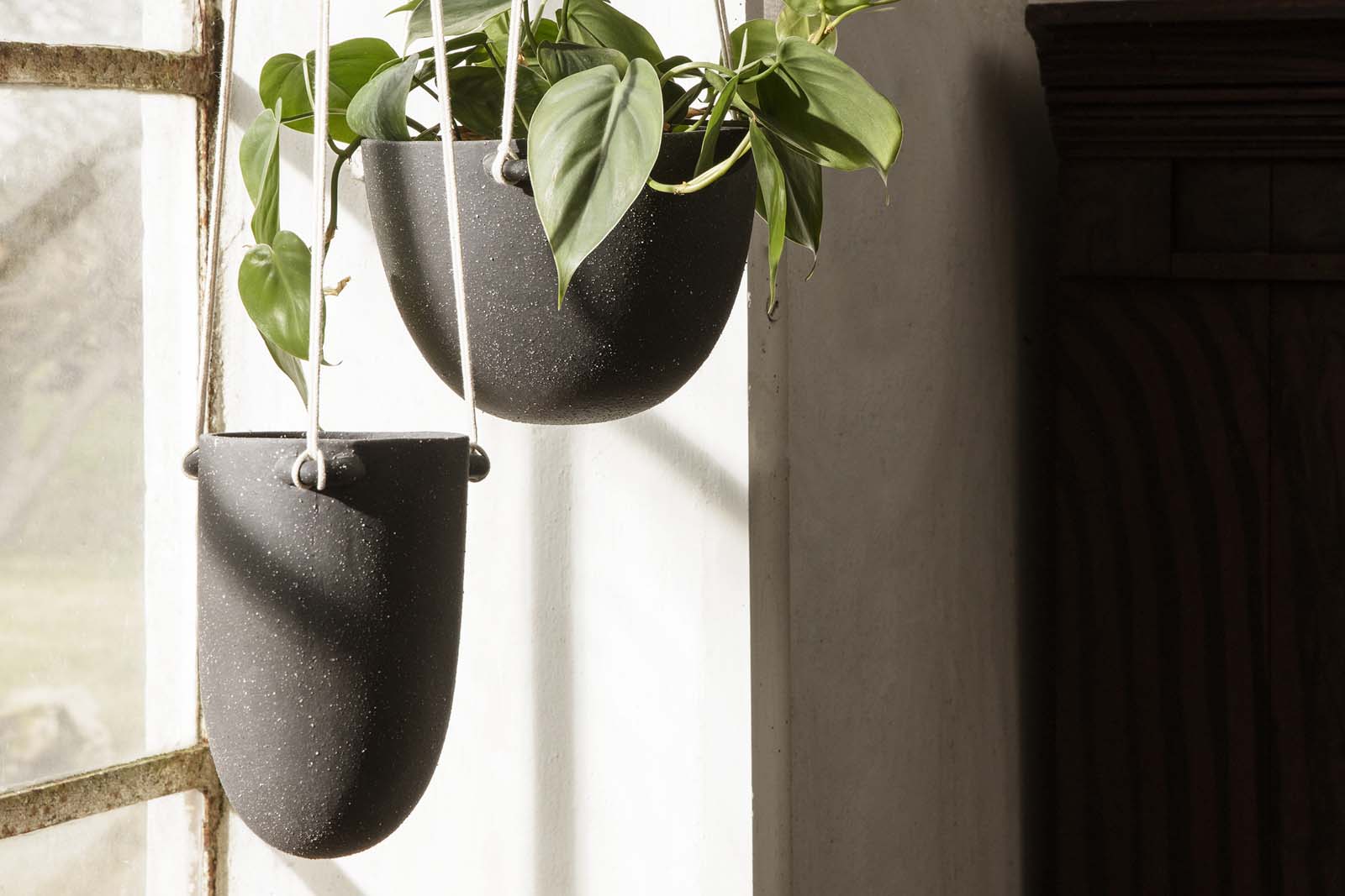 "fermLIVING"の製品は毎日の生活がきっと楽しくなる物ばかり。それは壁紙だったり、キッチン用品、バス用品、リビング雑貨、またオフィス用品など沢山のコレクションがあり、オーガニックコットンや木材、磁気、金属など多くの拘った材質で、シンプルな材質から職人によって長く使える物へと変えて行きます。デザインはデンマークの伝統に基づいた美しい物。ロゴの鳥はデンマークの伝統を守って生きたいという思いが込められています。