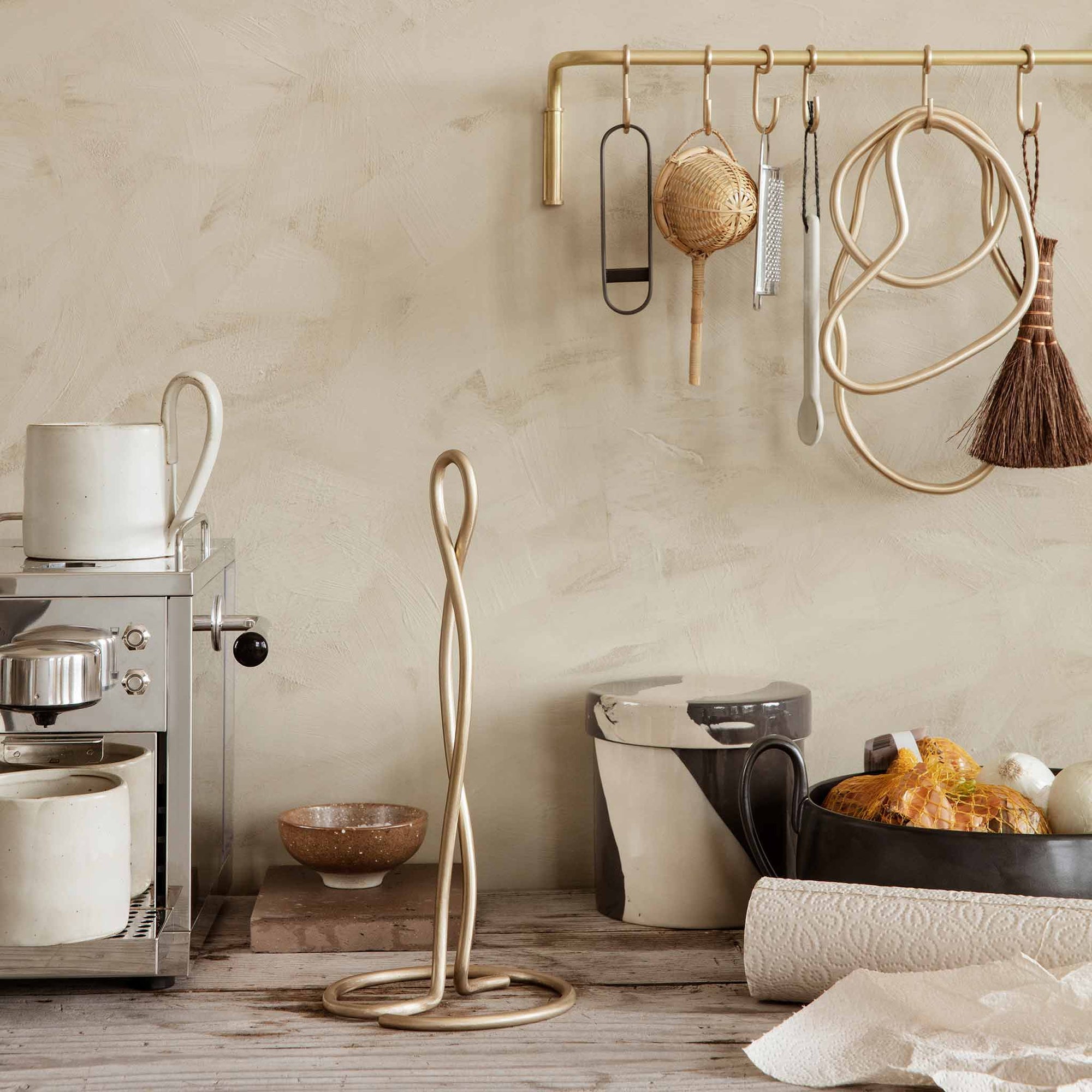 Ferm Living（ファームリビング）は、人生の対比を意識しながら、期待や夢の中で快適さと意味を追い求め、真の価値を感じられる空間を提供することを目指しています。デザインへの情熱と、環境や社会に配慮した責任ある選択を大切にし、誠実で心地よい製品や環境づくりに取り組んでいます。デンマーク・コペンハーゲンを拠点に、世界中の職人と協働し、スカンジナビアの思想と世界の技術・伝統を融合。柔らかなフォルムや豊かなテクスチャー、意外性のあるディテールを特徴とするコレクションは、洗練された美しさの中にも驚きと温かみをもたらします。素材選びから製造、配送まで持続可能性を意識し、より良い未来へ向けた選択を後押しします。家具、アクセサリー、照明を通じて、あなたらしく心地よい空間づくりをサポートします。