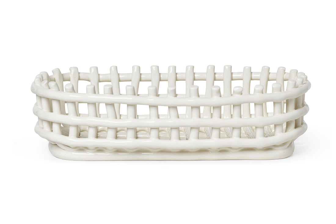 "ferm LIVING"の製品は毎日の生活がきっと楽しくなる物ばかり。それは壁紙だったり、キッチン用品、バス用品、リビング雑貨、またオフィス用品など沢山のコレクションがあり、オーガニックコットンや木材、磁気、金属など多くの拘った材質で、シンプルな材質から職人によって長く使える物へと変えて行きます。デザインはデンマークの伝統に基づいた美しい物。ロゴの鳥はデンマークの伝統を守って生きたいという思いが込められています。