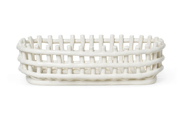 "ferm LIVING"の製品は毎日の生活がきっと楽しくなる物ばかり。それは壁紙だったり、キッチン用品、バス用品、リビング雑貨、またオフィス用品など沢山のコレクションがあり、オーガニックコットンや木材、磁気、金属など多くの拘った材質で、シンプルな材質から職人によって長く使える物へと変えて行きます。デザインはデンマークの伝統に基づいた美しい物。ロゴの鳥はデンマークの伝統を守って生きたいという思いが込められています。