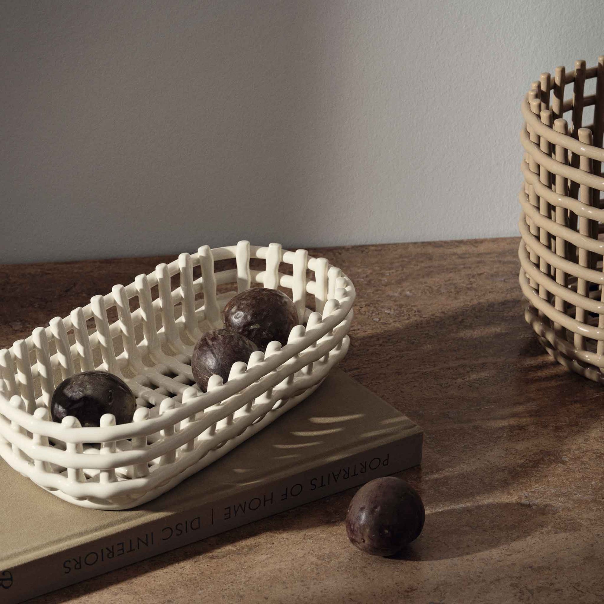 Ferm Living（ファームリビング）は、人生の対比を意識しながら、期待や夢の中で快適さと意味を追い求め、真の価値を感じられる空間を提供することを目指しています。デザインへの情熱と、環境や社会に配慮した責任ある選択を大切にし、誠実で心地よい製品や環境づくりに取り組んでいます。デンマーク・コペンハーゲンを拠点に、世界中の職人と協働し、スカンジナビアの思想と世界の技術・伝統を融合。柔らかなフォルムや豊かなテクスチャー、意外性のあるディテールを特徴とするコレクションは、洗練された美しさの中にも驚きと温かみをもたらします。素材選びから製造、配送まで持続可能性を意識し、より良い未来へ向けた選択を後押しします。家具、アクセサリー、照明を通じて、あなたらしく心地よい空間づくりをサポートします。