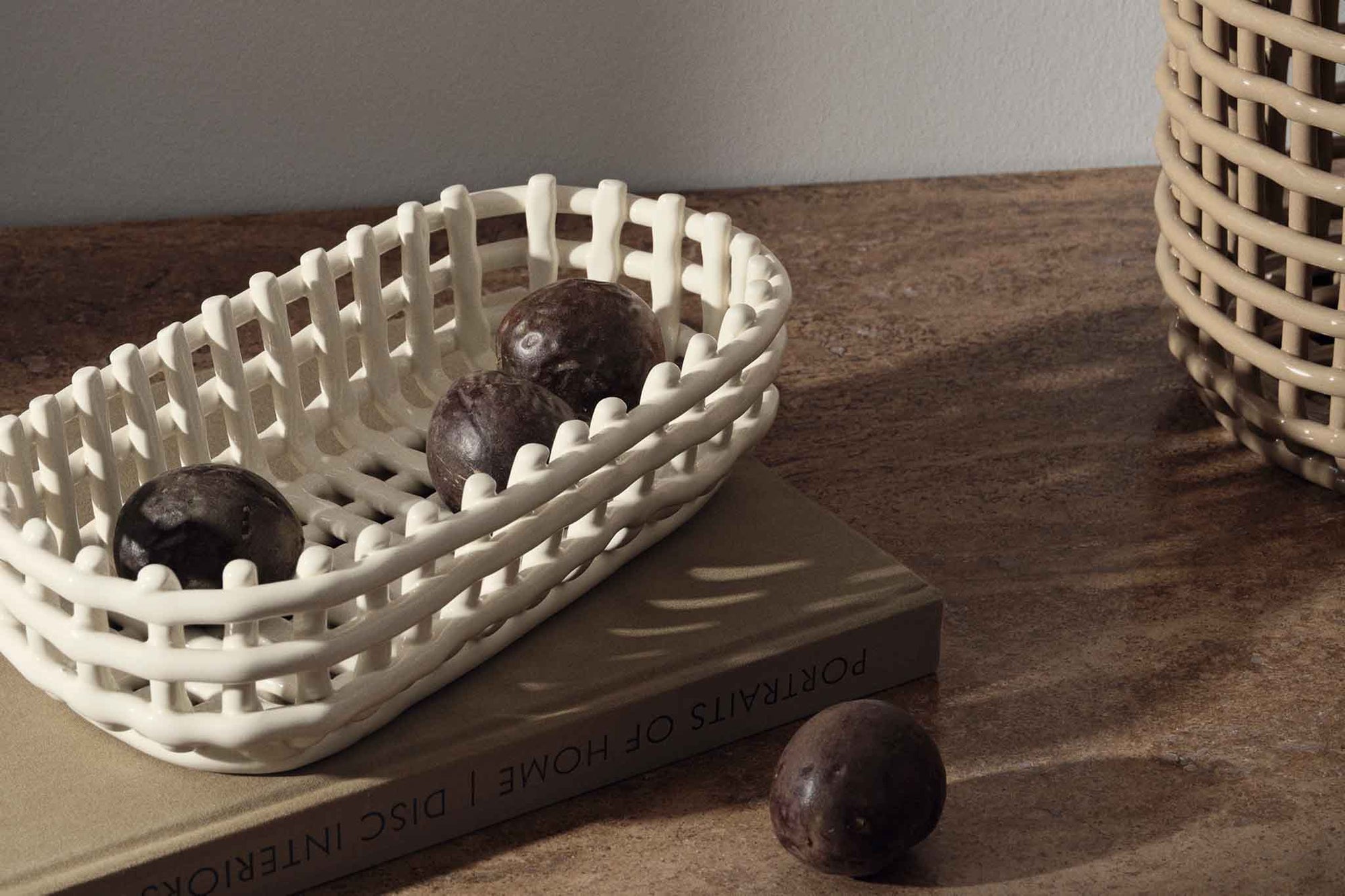 "ferm LIVING"の製品は毎日の生活がきっと楽しくなる物ばかり。それは壁紙だったり、キッチン用品、バス用品、リビング雑貨、またオフィス用品など沢山のコレクションがあり、オーガニックコットンや木材、磁気、金属など多くの拘った材質で、シンプルな材質から職人によって長く使える物へと変えて行きます。デザインはデンマークの伝統に基づいた美しい物。ロゴの鳥はデンマークの伝統を守って生きたいという思いが込められています。