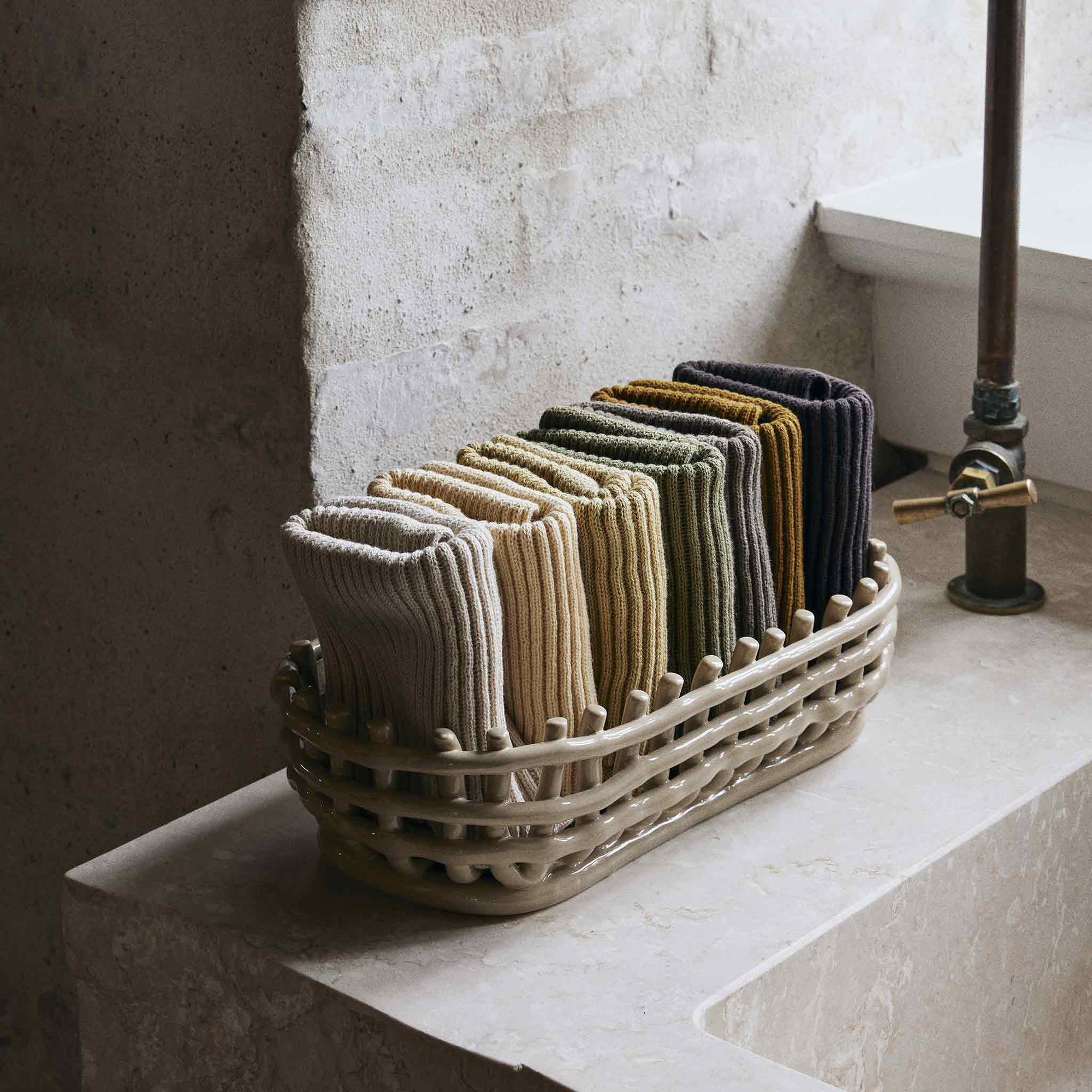 Ferm Living（ファームリビング）は、人生の対比を意識しながら、期待や夢の中で快適さと意味を追い求め、真の価値を感じられる空間を提供することを目指しています。デザインへの情熱と、環境や社会に配慮した責任ある選択を大切にし、誠実で心地よい製品や環境づくりに取り組んでいます。デンマーク・コペンハーゲンを拠点に、世界中の職人と協働し、スカンジナビアの思想と世界の技術・伝統を融合。柔らかなフォルムや豊かなテクスチャー、意外性のあるディテールを特徴とするコレクションは、洗練された美しさの中にも驚きと温かみをもたらします。素材選びから製造、配送まで持続可能性を意識し、より良い未来へ向けた選択を後押しします。家具、アクセサリー、照明を通じて、あなたらしく心地よい空間づくりをサポートします。