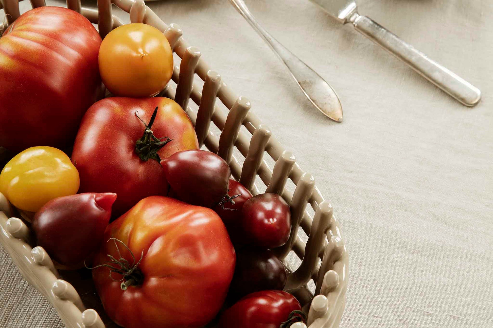 "ferm LIVING"の製品は毎日の生活がきっと楽しくなる物ばかり。それは壁紙だったり、キッチン用品、バス用品、リビング雑貨、またオフィス用品など沢山のコレクションがあり、オーガニックコットンや木材、磁気、金属など多くの拘った材質で、シンプルな材質から職人によって長く使える物へと変えて行きます。デザインはデンマークの伝統に基づいた美しい物。ロゴの鳥はデンマークの伝統を守って生きたいという思いが込められています。