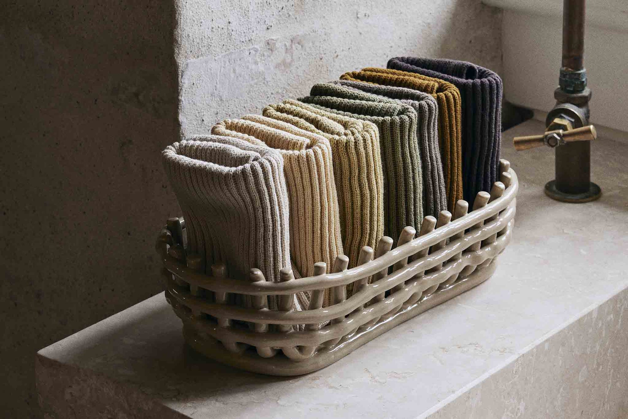 "ferm LIVING"の製品は毎日の生活がきっと楽しくなる物ばかり。それは壁紙だったり、キッチン用品、バス用品、リビング雑貨、またオフィス用品など沢山のコレクションがあり、オーガニックコットンや木材、磁気、金属など多くの拘った材質で、シンプルな材質から職人によって長く使える物へと変えて行きます。デザインはデンマークの伝統に基づいた美しい物。ロゴの鳥はデンマークの伝統を守って生きたいという思いが込められています。