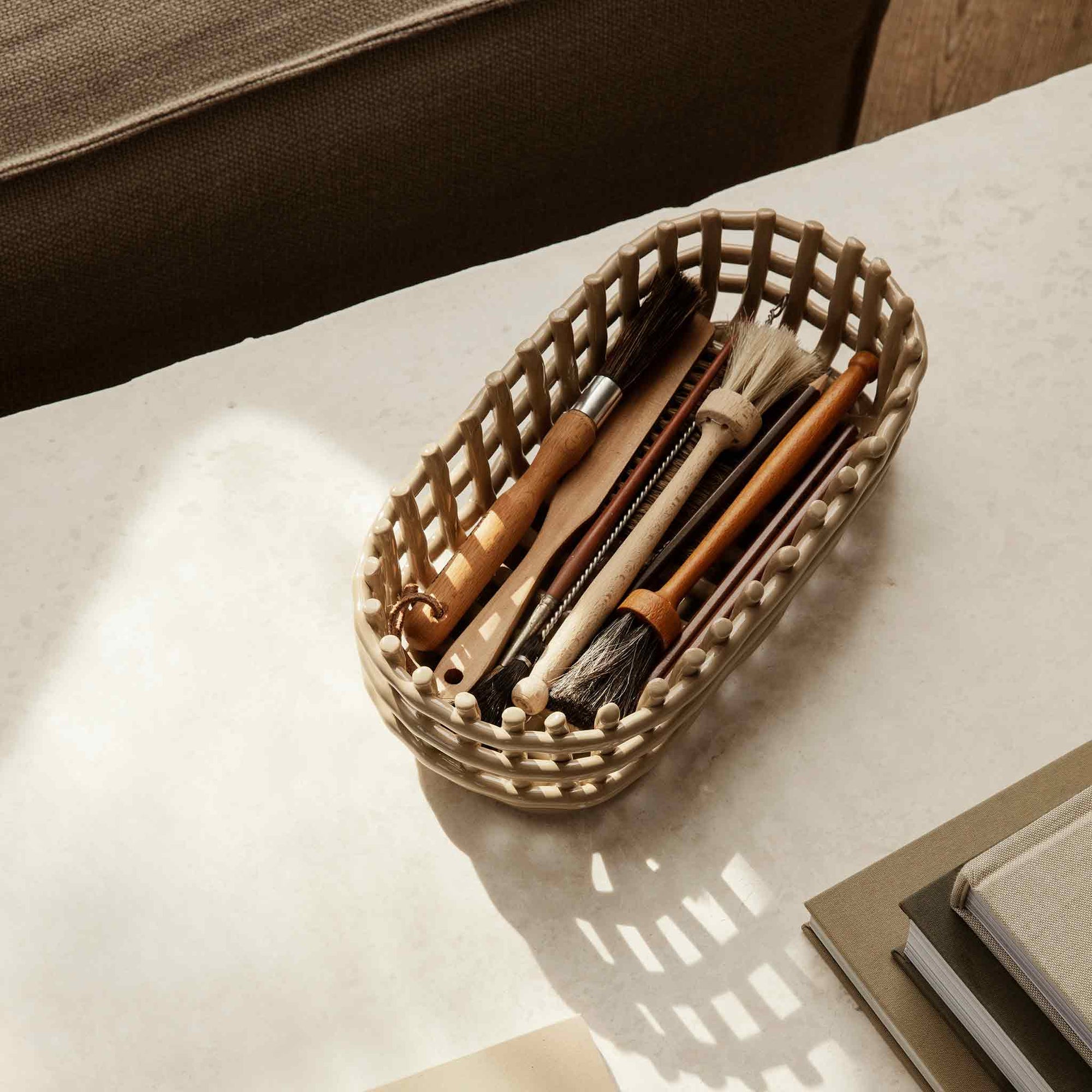 Ferm Living（ファームリビング）は、人生の対比を意識しながら、期待や夢の中で快適さと意味を追い求め、真の価値を感じられる空間を提供することを目指しています。デザインへの情熱と、環境や社会に配慮した責任ある選択を大切にし、誠実で心地よい製品や環境づくりに取り組んでいます。デンマーク・コペンハーゲンを拠点に、世界中の職人と協働し、スカンジナビアの思想と世界の技術・伝統を融合。柔らかなフォルムや豊かなテクスチャー、意外性のあるディテールを特徴とするコレクションは、洗練された美しさの中にも驚きと温かみをもたらします。素材選びから製造、配送まで持続可能性を意識し、より良い未来へ向けた選択を後押しします。家具、アクセサリー、照明を通じて、あなたらしく心地よい空間づくりをサポートします。