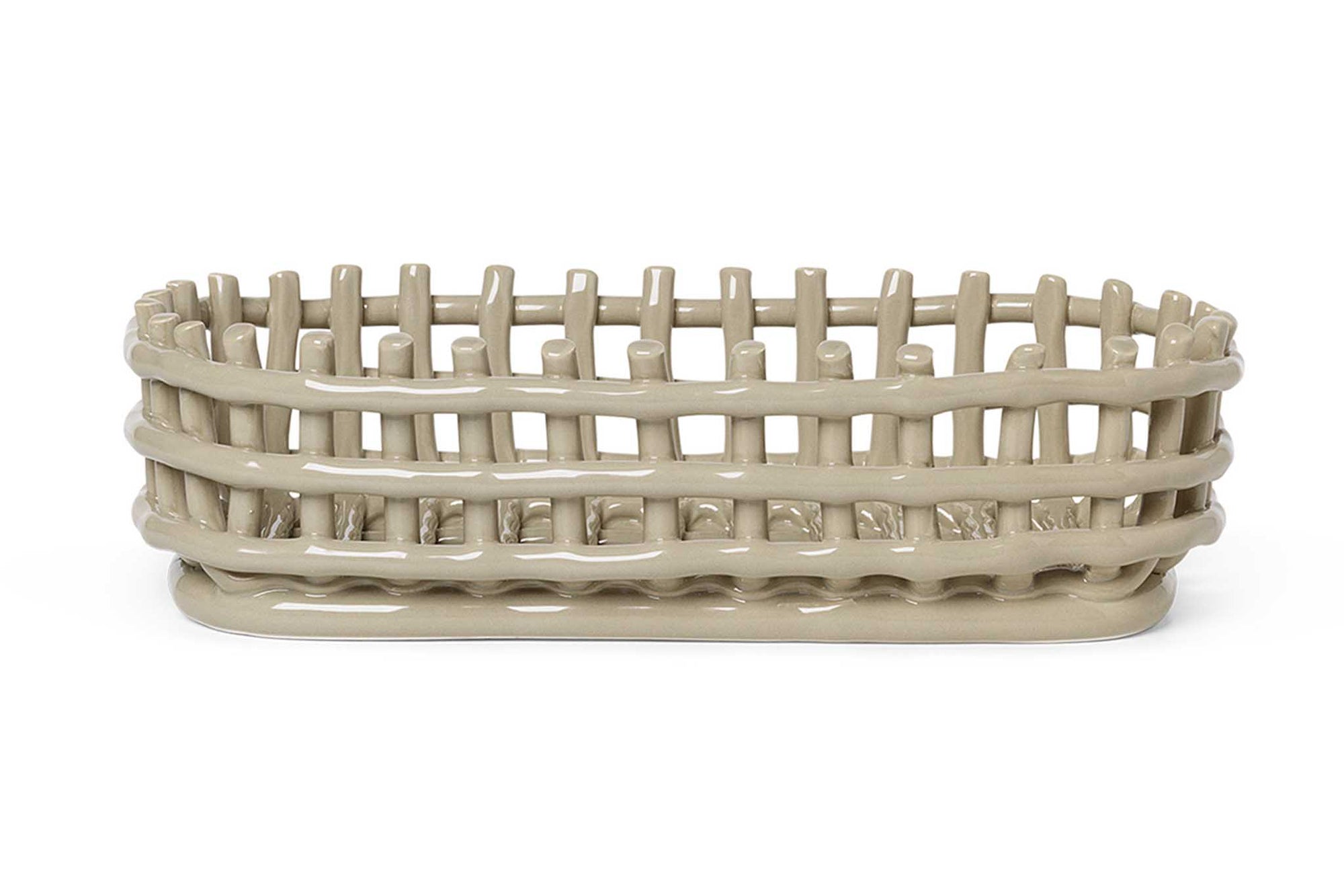 "ferm LIVING"の製品は毎日の生活がきっと楽しくなる物ばかり。それは壁紙だったり、キッチン用品、バス用品、リビング雑貨、またオフィス用品など沢山のコレクションがあり、オーガニックコットンや木材、磁気、金属など多くの拘った材質で、シンプルな材質から職人によって長く使える物へと変えて行きます。デザインはデンマークの伝統に基づいた美しい物。ロゴの鳥はデンマークの伝統を守って生きたいという思いが込められています。