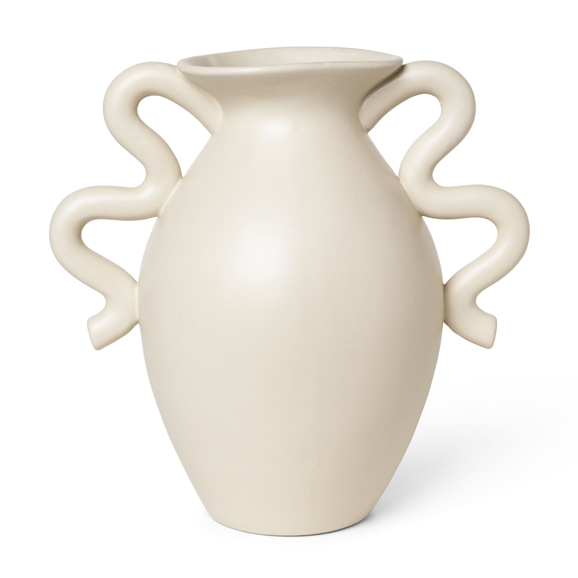 Ferm Living（ファームリビング）は、人生の対比を意識しながら、期待や夢の中で快適さと意味を追い求め、真の価値を感じられる空間を提供することを目指しています。デザインへの情熱と、環境や社会に配慮した責任ある選択を大切にし、誠実で心地よい製品や環境づくりに取り組んでいます。デンマーク・コペンハーゲンを拠点に、世界中の職人と協働し、スカンジナビアの思想と世界の技術・伝統を融合。柔らかなフォルムや豊かなテクスチャー、意外性のあるディテールを特徴とするコレクションは、洗練された美しさの中にも驚きと温かみをもたらします。素材選びから製造、配送まで持続可能性を意識し、より良い未来へ向けた選択を後押しします。家具、アクセサリー、照明を通じて、あなたらしく心地よい空間づくりをサポートします。