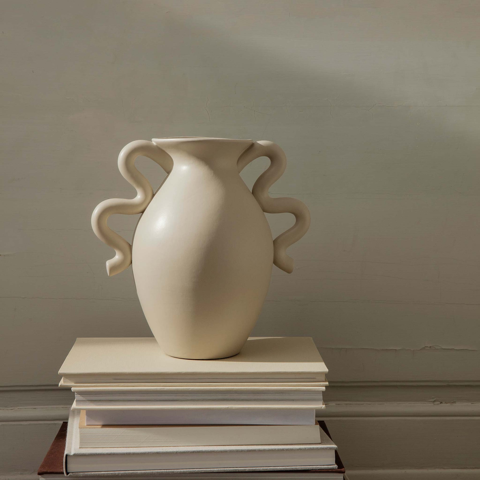 Ferm Living（ファームリビング）は、人生の対比を意識しながら、期待や夢の中で快適さと意味を追い求め、真の価値を感じられる空間を提供することを目指しています。デザインへの情熱と、環境や社会に配慮した責任ある選択を大切にし、誠実で心地よい製品や環境づくりに取り組んでいます。デンマーク・コペンハーゲンを拠点に、世界中の職人と協働し、スカンジナビアの思想と世界の技術・伝統を融合。柔らかなフォルムや豊かなテクスチャー、意外性のあるディテールを特徴とするコレクションは、洗練された美しさの中にも驚きと温かみをもたらします。素材選びから製造、配送まで持続可能性を意識し、より良い未来へ向けた選択を後押しします。家具、アクセサリー、照明を通じて、あなたらしく心地よい空間づくりをサポートします。