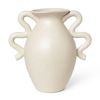 Ferm Living（ファームリビング）は、人生の対比を意識しながら、期待や夢の中で快適さと意味を追い求め、真の価値を感じられる空間を提供することを目指しています。デザインへの情熱と、環境や社会に配慮した責任ある選択を大切にし、誠実で心地よい製品や環境づくりに取り組んでいます。デンマーク・コペンハーゲンを拠点に、世界中の職人と協働し、スカンジナビアの思想と世界の技術・伝統を融合。柔らかなフォルムや豊かなテクスチャー、意外性のあるディテールを特徴とするコレクションは、洗練された美しさの中にも驚きと温かみをもたらします。素材選びから製造、配送まで持続可能性を意識し、より良い未来へ向けた選択を後押しします。家具、アクセサリー、照明を通じて、あなたらしく心地よい空間づくりをサポートします。