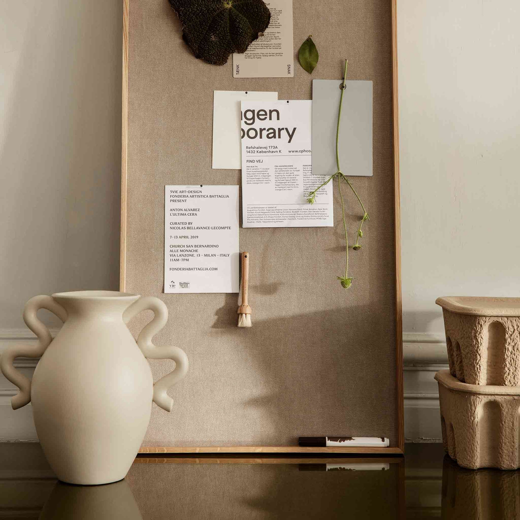 Ferm Living（ファームリビング）は、人生の対比を意識しながら、期待や夢の中で快適さと意味を追い求め、真の価値を感じられる空間を提供することを目指しています。デザインへの情熱と、環境や社会に配慮した責任ある選択を大切にし、誠実で心地よい製品や環境づくりに取り組んでいます。デンマーク・コペンハーゲンを拠点に、世界中の職人と協働し、スカンジナビアの思想と世界の技術・伝統を融合。柔らかなフォルムや豊かなテクスチャー、意外性のあるディテールを特徴とするコレクションは、洗練された美しさの中にも驚きと温かみをもたらします。素材選びから製造、配送まで持続可能性を意識し、より良い未来へ向けた選択を後押しします。家具、アクセサリー、照明を通じて、あなたらしく心地よい空間づくりをサポートします。