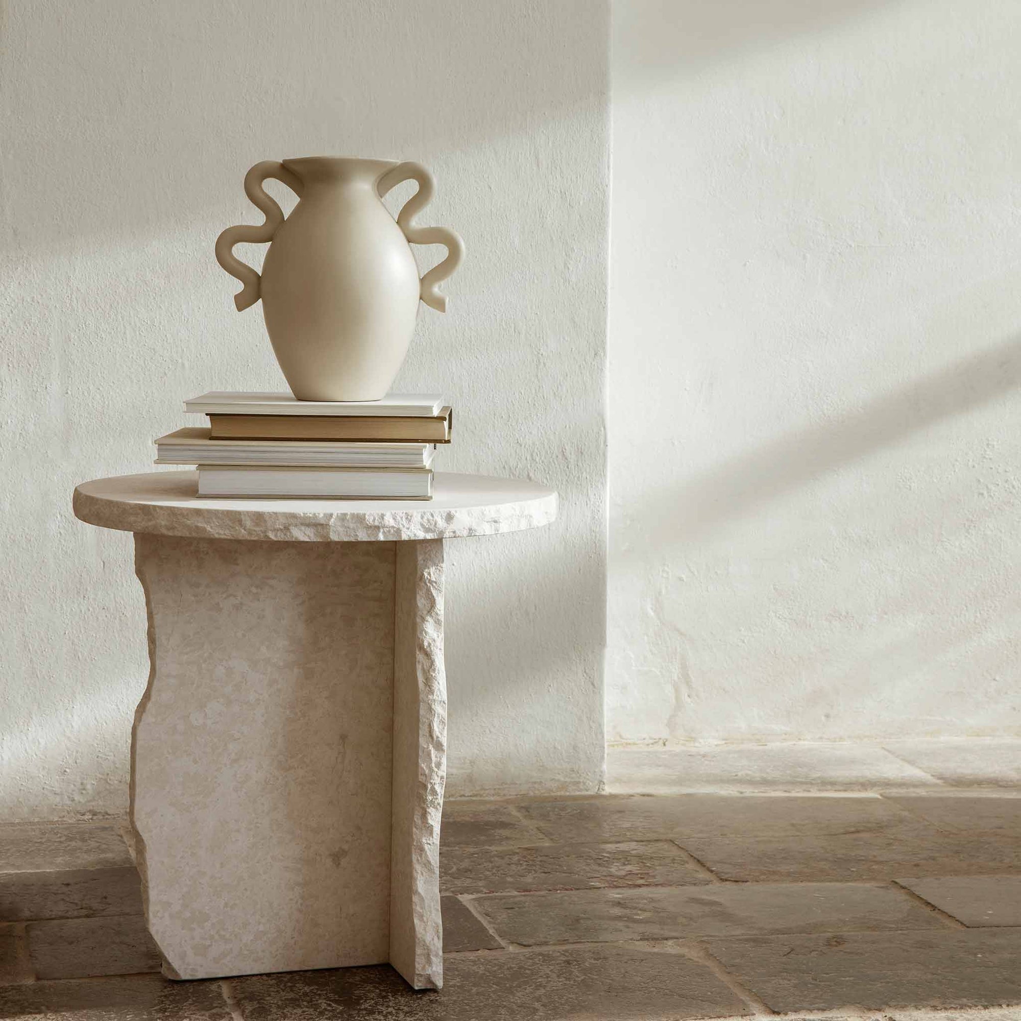 Ferm Living（ファームリビング）は、人生の対比を意識しながら、期待や夢の中で快適さと意味を追い求め、真の価値を感じられる空間を提供することを目指しています。デザインへの情熱と、環境や社会に配慮した責任ある選択を大切にし、誠実で心地よい製品や環境づくりに取り組んでいます。デンマーク・コペンハーゲンを拠点に、世界中の職人と協働し、スカンジナビアの思想と世界の技術・伝統を融合。柔らかなフォルムや豊かなテクスチャー、意外性のあるディテールを特徴とするコレクションは、洗練された美しさの中にも驚きと温かみをもたらします。素材選びから製造、配送まで持続可能性を意識し、より良い未来へ向けた選択を後押しします。家具、アクセサリー、照明を通じて、あなたらしく心地よい空間づくりをサポートします。