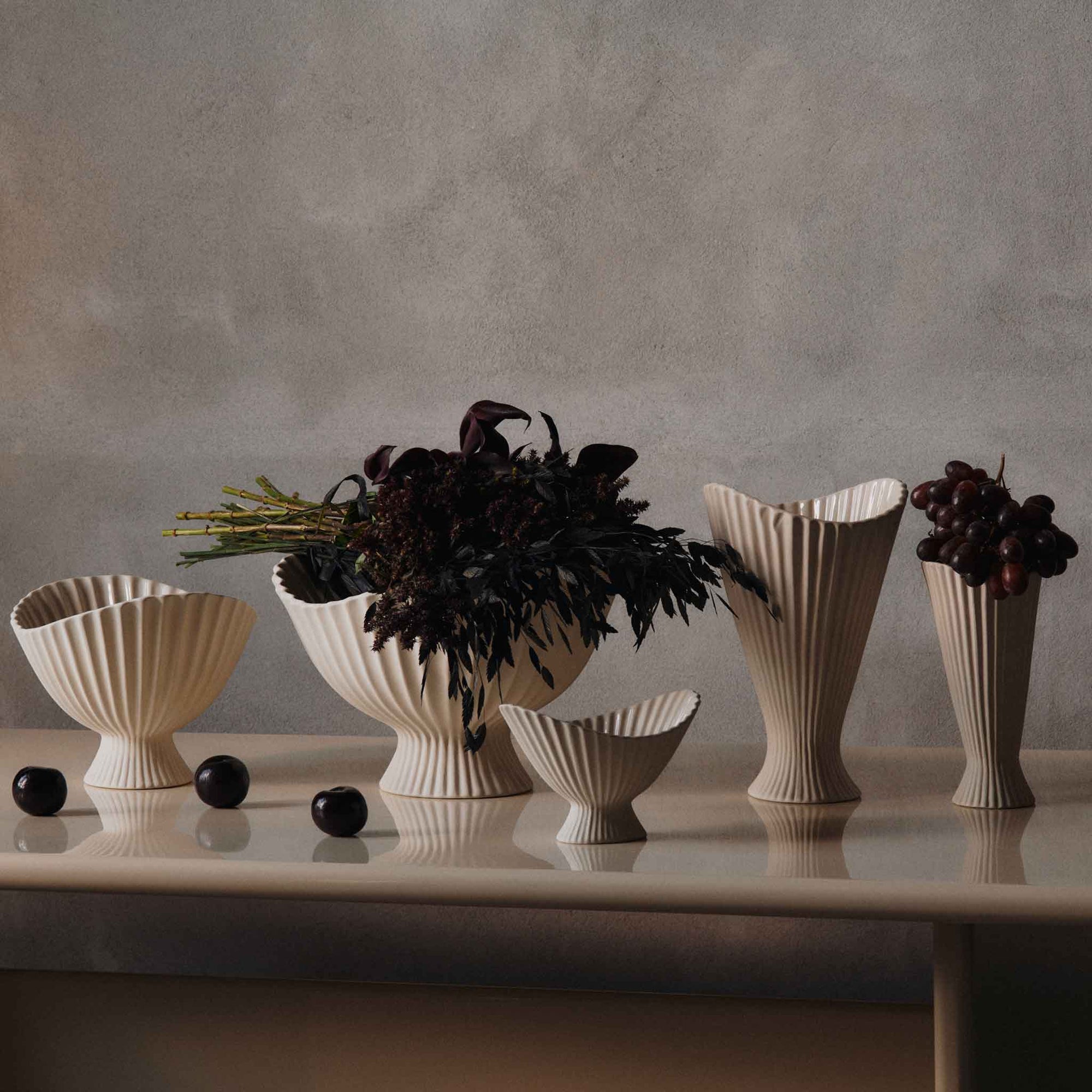 Ferm Living（ファームリビング）は、人生の対比を意識しながら、期待や夢の中で快適さと意味を追い求め、真の価値を感じられる空間を提供することを目指しています。デザインへの情熱と、環境や社会に配慮した責任ある選択を大切にし、誠実で心地よい製品や環境づくりに取り組んでいます。デンマーク・コペンハーゲンを拠点に、世界中の職人と協働し、スカンジナビアの思想と世界の技術・伝統を融合。柔らかなフォルムや豊かなテクスチャー、意外性のあるディテールを特徴とするコレクションは、洗練された美しさの中にも驚きと温かみをもたらします。素材選びから製造、配送まで持続可能性を意識し、より良い未来へ向けた選択を後押しします。家具、アクセサリー、照明を通じて、あなたらしく心地よい空間づくりをサポートします。