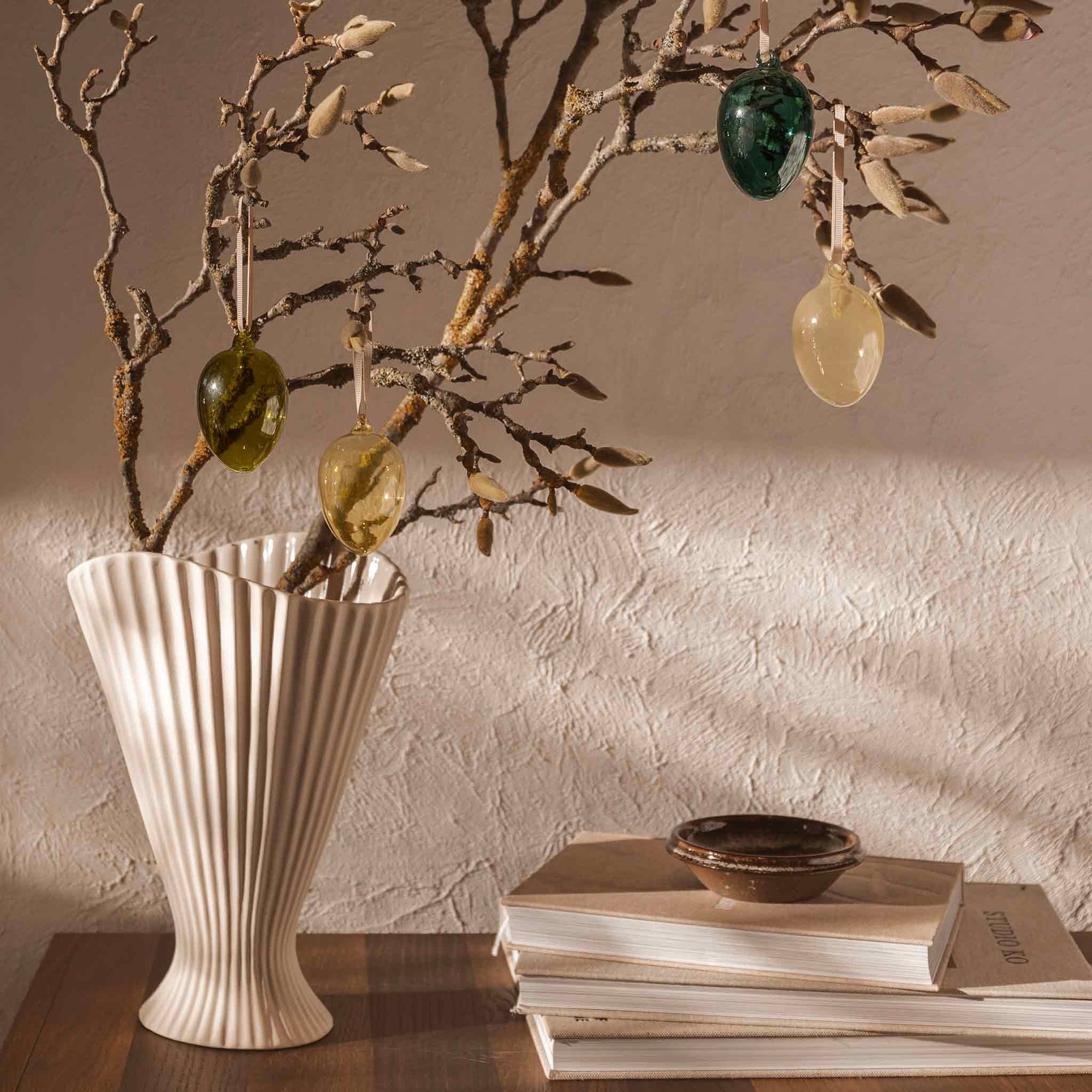 Ferm Living（ファームリビング）は、人生の対比を意識しながら、期待や夢の中で快適さと意味を追い求め、真の価値を感じられる空間を提供することを目指しています。デザインへの情熱と、環境や社会に配慮した責任ある選択を大切にし、誠実で心地よい製品や環境づくりに取り組んでいます。デンマーク・コペンハーゲンを拠点に、世界中の職人と協働し、スカンジナビアの思想と世界の技術・伝統を融合。柔らかなフォルムや豊かなテクスチャー、意外性のあるディテールを特徴とするコレクションは、洗練された美しさの中にも驚きと温かみをもたらします。素材選びから製造、配送まで持続可能性を意識し、より良い未来へ向けた選択を後押しします。家具、アクセサリー、照明を通じて、あなたらしく心地よい空間づくりをサポートします。