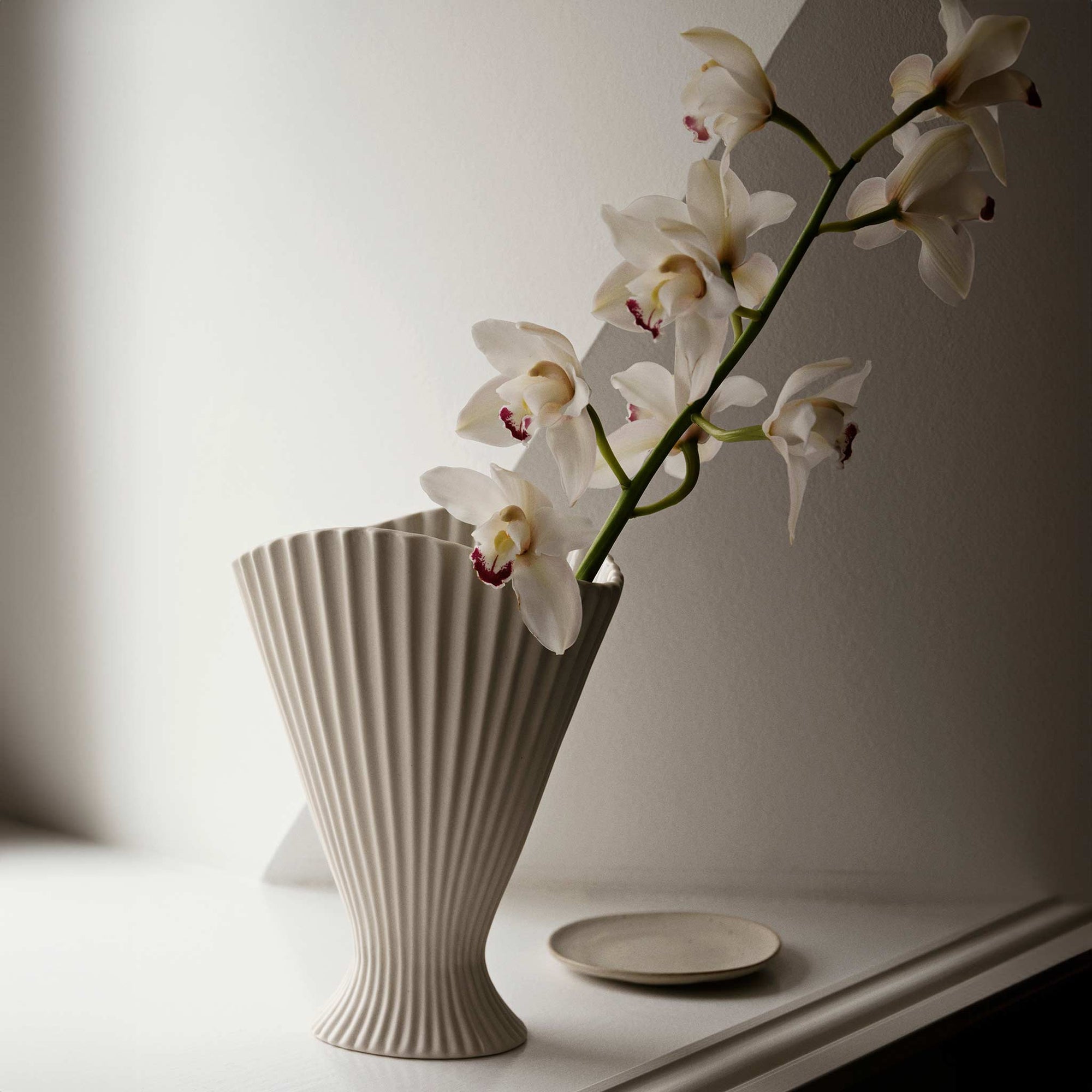 Ferm Living（ファームリビング）は、人生の対比を意識しながら、期待や夢の中で快適さと意味を追い求め、真の価値を感じられる空間を提供することを目指しています。デザインへの情熱と、環境や社会に配慮した責任ある選択を大切にし、誠実で心地よい製品や環境づくりに取り組んでいます。デンマーク・コペンハーゲンを拠点に、世界中の職人と協働し、スカンジナビアの思想と世界の技術・伝統を融合。柔らかなフォルムや豊かなテクスチャー、意外性のあるディテールを特徴とするコレクションは、洗練された美しさの中にも驚きと温かみをもたらします。素材選びから製造、配送まで持続可能性を意識し、より良い未来へ向けた選択を後押しします。家具、アクセサリー、照明を通じて、あなたらしく心地よい空間づくりをサポートします。