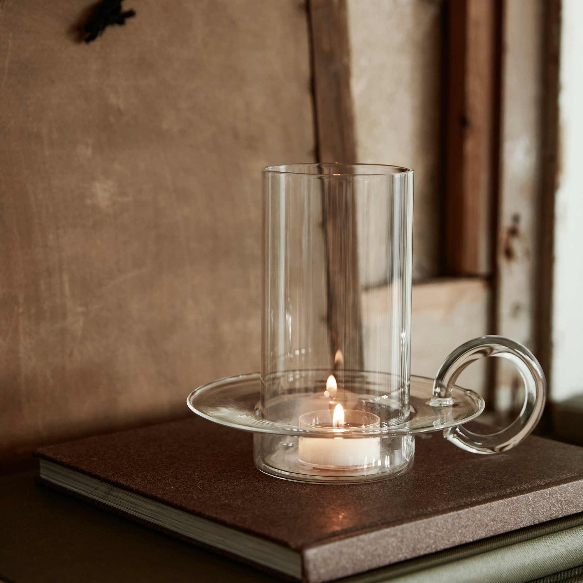 Ferm Living（ファームリビング）は、人生の対比を意識しながら、期待や夢の中で快適さと意味を追い求め、真の価値を感じられる空間を提供することを目指しています。デザインへの情熱と、環境や社会に配慮した責任ある選択を大切にし、誠実で心地よい製品や環境づくりに取り組んでいます。デンマーク・コペンハーゲンを拠点に、世界中の職人と協働し、スカンジナビアの思想と世界の技術・伝統を融合。柔らかなフォルムや豊かなテクスチャー、意外性のあるディテールを特徴とするコレクションは、洗練された美しさの中にも驚きと温かみをもたらします。素材選びから製造、配送まで持続可能性を意識し、より良い未来へ向けた選択を後押しします。家具、アクセサリー、照明を通じて、あなたらしく心地よい空間づくりをサポートします。