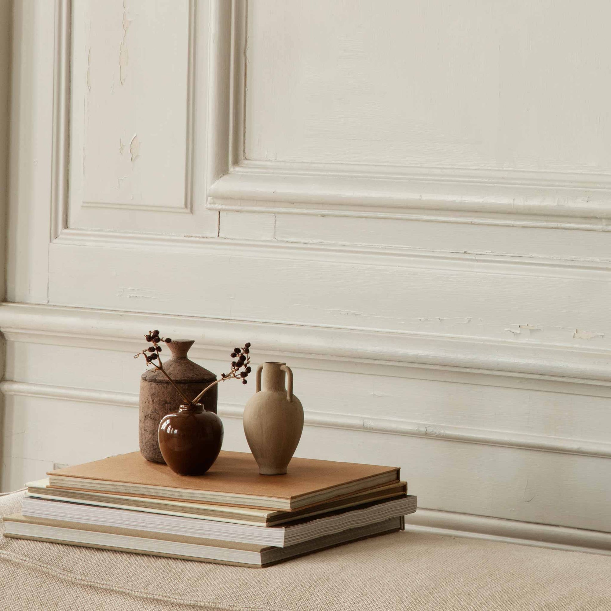 Ferm Living（ファームリビング）は、人生の対比を意識しながら、期待や夢の中で快適さと意味を追い求め、真の価値を感じられる空間を提供することを目指しています。デザインへの情熱と、環境や社会に配慮した責任ある選択を大切にし、誠実で心地よい製品や環境づくりに取り組んでいます。デンマーク・コペンハーゲンを拠点に、世界中の職人と協働し、スカンジナビアの思想と世界の技術・伝統を融合。柔らかなフォルムや豊かなテクスチャー、意外性のあるディテールを特徴とするコレクションは、洗練された美しさの中にも驚きと温かみをもたらします。素材選びから製造、配送まで持続可能性を意識し、より良い未来へ向けた選択を後押しします。家具、アクセサリー、照明を通じて、あなたらしく心地よい空間づくりをサポートします。