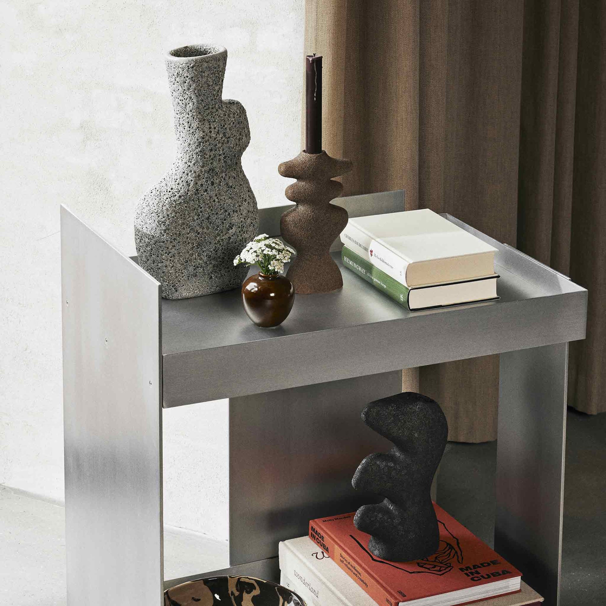 Ferm Living（ファームリビング）は、人生の対比を意識しながら、期待や夢の中で快適さと意味を追い求め、真の価値を感じられる空間を提供することを目指しています。デザインへの情熱と、環境や社会に配慮した責任ある選択を大切にし、誠実で心地よい製品や環境づくりに取り組んでいます。デンマーク・コペンハーゲンを拠点に、世界中の職人と協働し、スカンジナビアの思想と世界の技術・伝統を融合。柔らかなフォルムや豊かなテクスチャー、意外性のあるディテールを特徴とするコレクションは、洗練された美しさの中にも驚きと温かみをもたらします。素材選びから製造、配送まで持続可能性を意識し、より良い未来へ向けた選択を後押しします。家具、アクセサリー、照明を通じて、あなたらしく心地よい空間づくりをサポートします。