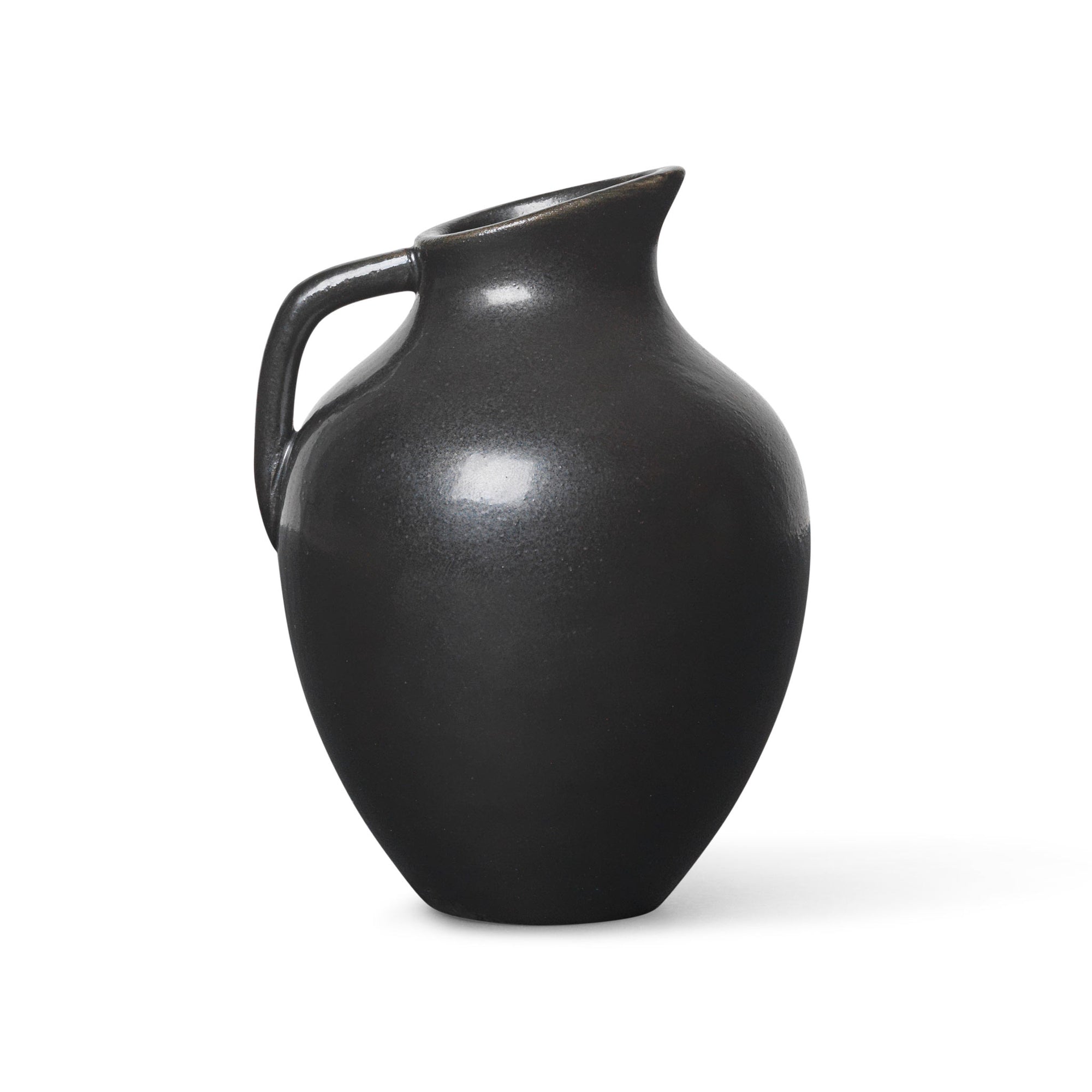 Ferm Living（ファームリビング）は、人生の対比を意識しながら、期待や夢の中で快適さと意味を追い求め、真の価値を感じられる空間を提供することを目指しています。デザインへの情熱と、環境や社会に配慮した責任ある選択を大切にし、誠実で心地よい製品や環境づくりに取り組んでいます。デンマーク・コペンハーゲンを拠点に、世界中の職人と協働し、スカンジナビアの思想と世界の技術・伝統を融合。柔らかなフォルムや豊かなテクスチャー、意外性のあるディテールを特徴とするコレクションは、洗練された美しさの中にも驚きと温かみをもたらします。素材選びから製造、配送まで持続可能性を意識し、より良い未来へ向けた選択を後押しします。家具、アクセサリー、照明を通じて、あなたらしく心地よい空間づくりをサポートします。