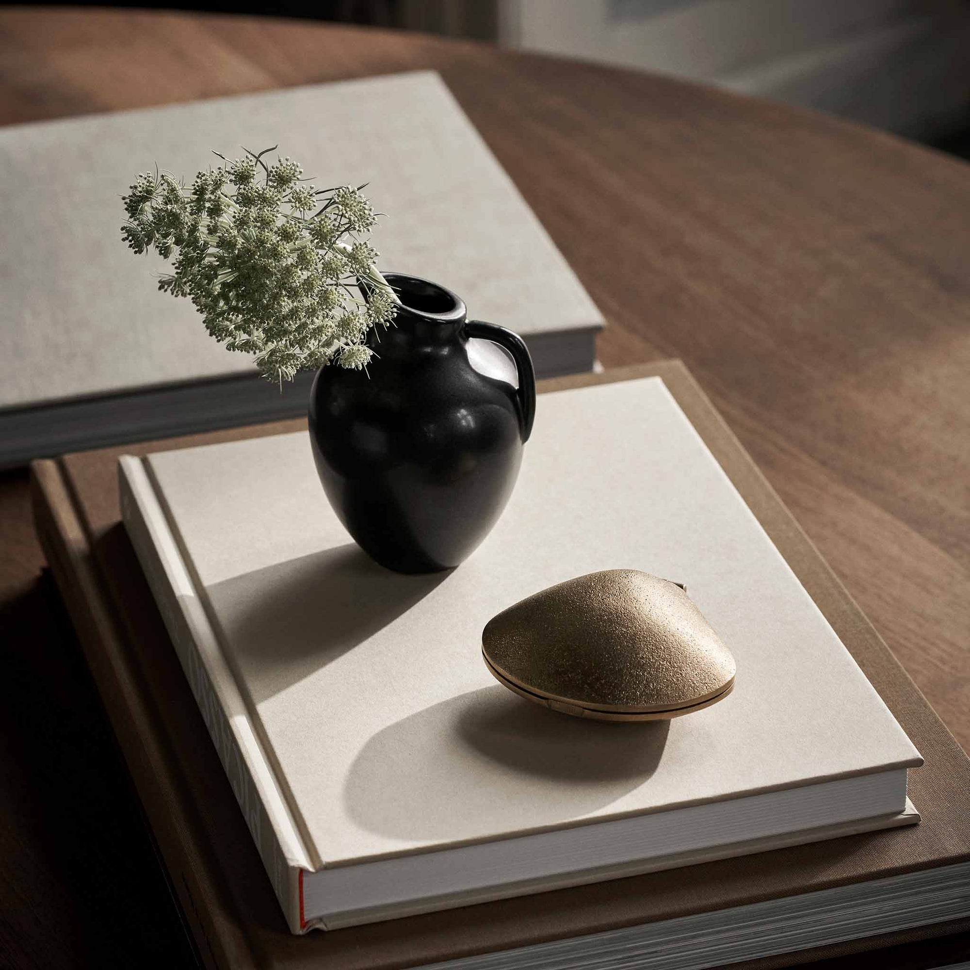 Ferm Living（ファームリビング）は、人生の対比を意識しながら、期待や夢の中で快適さと意味を追い求め、真の価値を感じられる空間を提供することを目指しています。デザインへの情熱と、環境や社会に配慮した責任ある選択を大切にし、誠実で心地よい製品や環境づくりに取り組んでいます。デンマーク・コペンハーゲンを拠点に、世界中の職人と協働し、スカンジナビアの思想と世界の技術・伝統を融合。柔らかなフォルムや豊かなテクスチャー、意外性のあるディテールを特徴とするコレクションは、洗練された美しさの中にも驚きと温かみをもたらします。素材選びから製造、配送まで持続可能性を意識し、より良い未来へ向けた選択を後押しします。家具、アクセサリー、照明を通じて、あなたらしく心地よい空間づくりをサポートします。