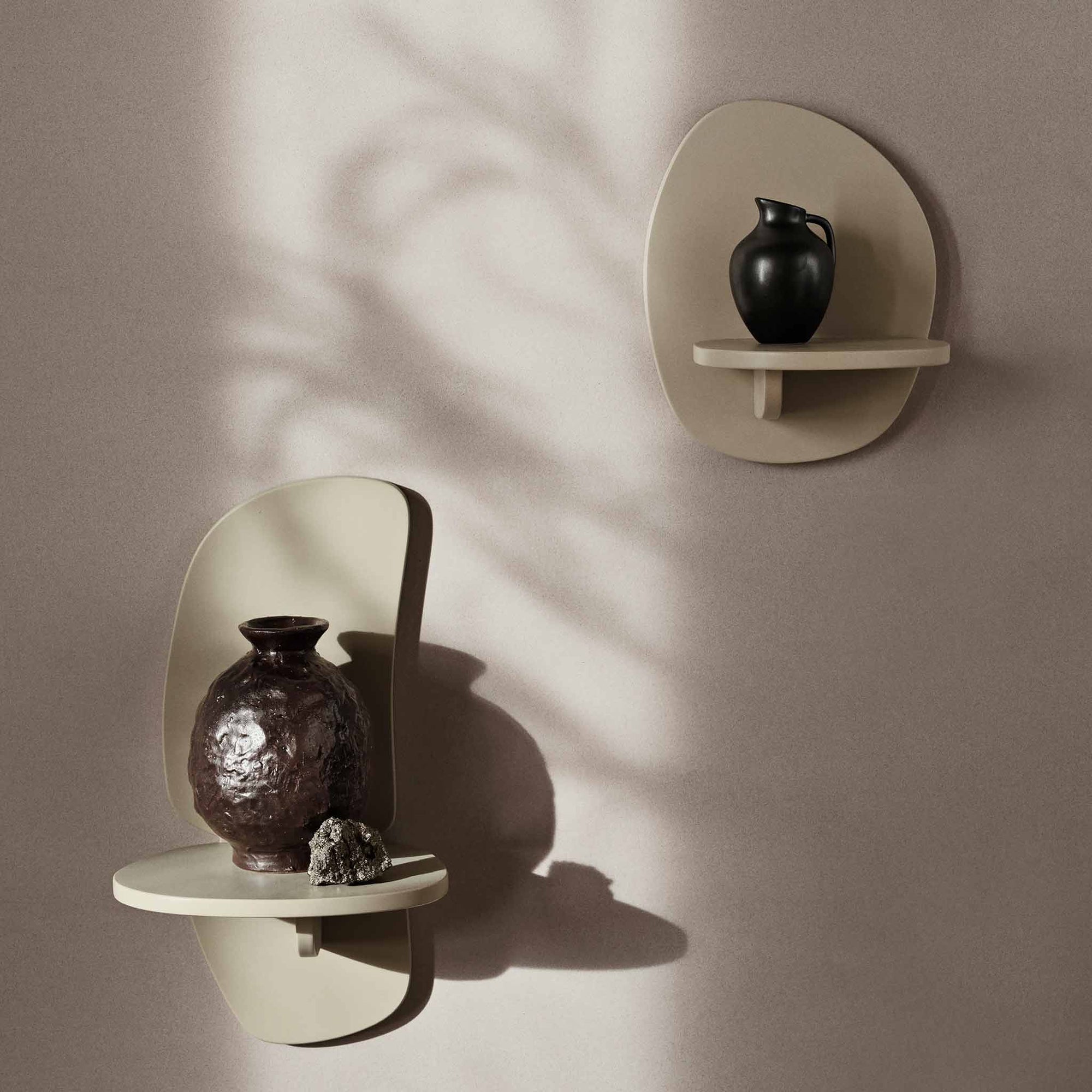 Ferm Living（ファームリビング）は、人生の対比を意識しながら、期待や夢の中で快適さと意味を追い求め、真の価値を感じられる空間を提供することを目指しています。デザインへの情熱と、環境や社会に配慮した責任ある選択を大切にし、誠実で心地よい製品や環境づくりに取り組んでいます。デンマーク・コペンハーゲンを拠点に、世界中の職人と協働し、スカンジナビアの思想と世界の技術・伝統を融合。柔らかなフォルムや豊かなテクスチャー、意外性のあるディテールを特徴とするコレクションは、洗練された美しさの中にも驚きと温かみをもたらします。素材選びから製造、配送まで持続可能性を意識し、より良い未来へ向けた選択を後押しします。家具、アクセサリー、照明を通じて、あなたらしく心地よい空間づくりをサポートします。