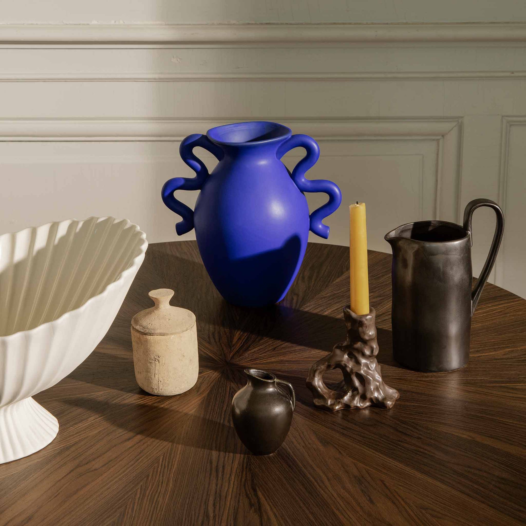 Ferm Living（ファームリビング）は、人生の対比を意識しながら、期待や夢の中で快適さと意味を追い求め、真の価値を感じられる空間を提供することを目指しています。デザインへの情熱と、環境や社会に配慮した責任ある選択を大切にし、誠実で心地よい製品や環境づくりに取り組んでいます。デンマーク・コペンハーゲンを拠点に、世界中の職人と協働し、スカンジナビアの思想と世界の技術・伝統を融合。柔らかなフォルムや豊かなテクスチャー、意外性のあるディテールを特徴とするコレクションは、洗練された美しさの中にも驚きと温かみをもたらします。素材選びから製造、配送まで持続可能性を意識し、より良い未来へ向けた選択を後押しします。家具、アクセサリー、照明を通じて、あなたらしく心地よい空間づくりをサポートします。