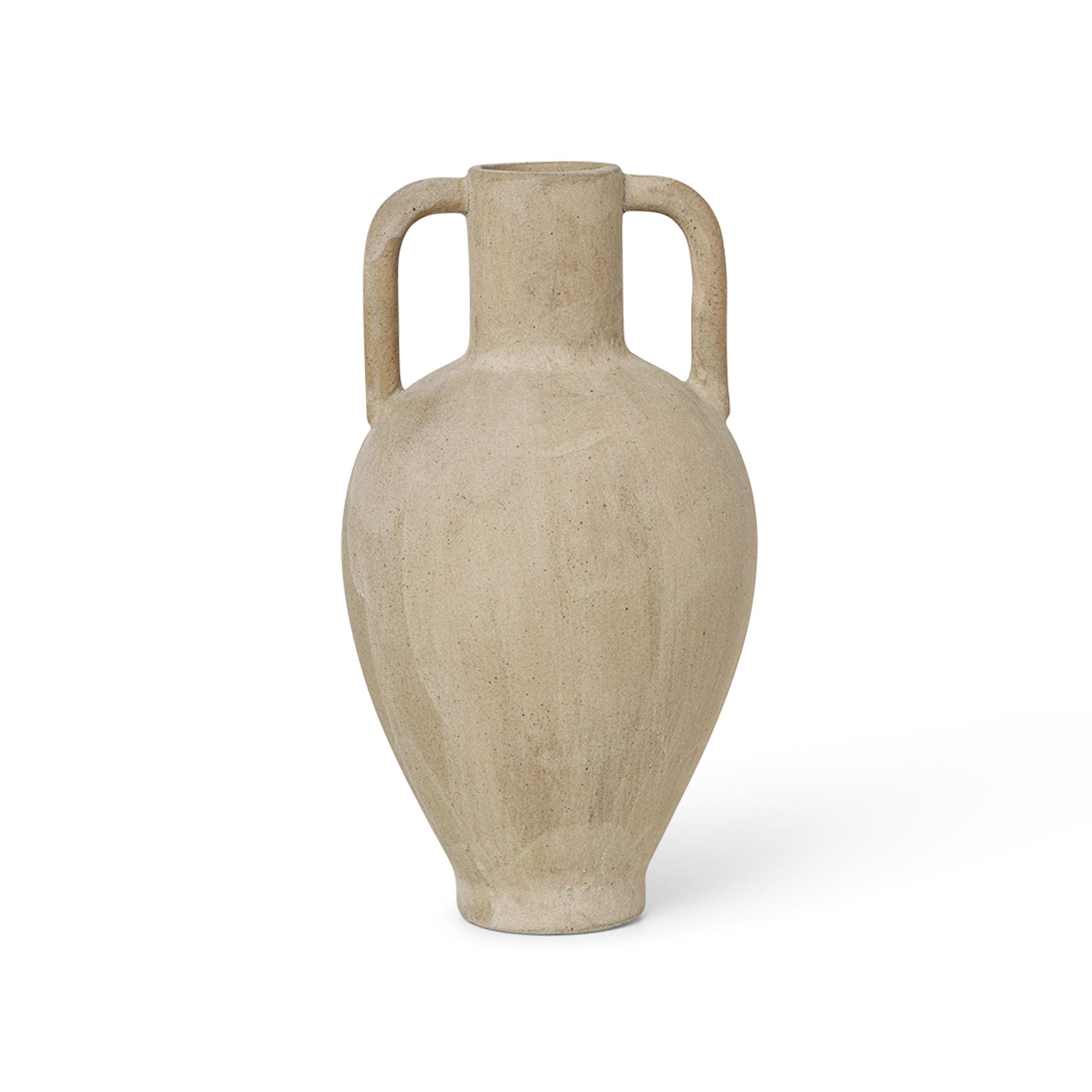 Ferm Living（ファームリビング）は、人生の対比を意識しながら、期待や夢の中で快適さと意味を追い求め、真の価値を感じられる空間を提供することを目指しています。デザインへの情熱と、環境や社会に配慮した責任ある選択を大切にし、誠実で心地よい製品や環境づくりに取り組んでいます。デンマーク・コペンハーゲンを拠点に、世界中の職人と協働し、スカンジナビアの思想と世界の技術・伝統を融合。柔らかなフォルムや豊かなテクスチャー、意外性のあるディテールを特徴とするコレクションは、洗練された美しさの中にも驚きと温かみをもたらします。素材選びから製造、配送まで持続可能性を意識し、より良い未来へ向けた選択を後押しします。家具、アクセサリー、照明を通じて、あなたらしく心地よい空間づくりをサポートします。