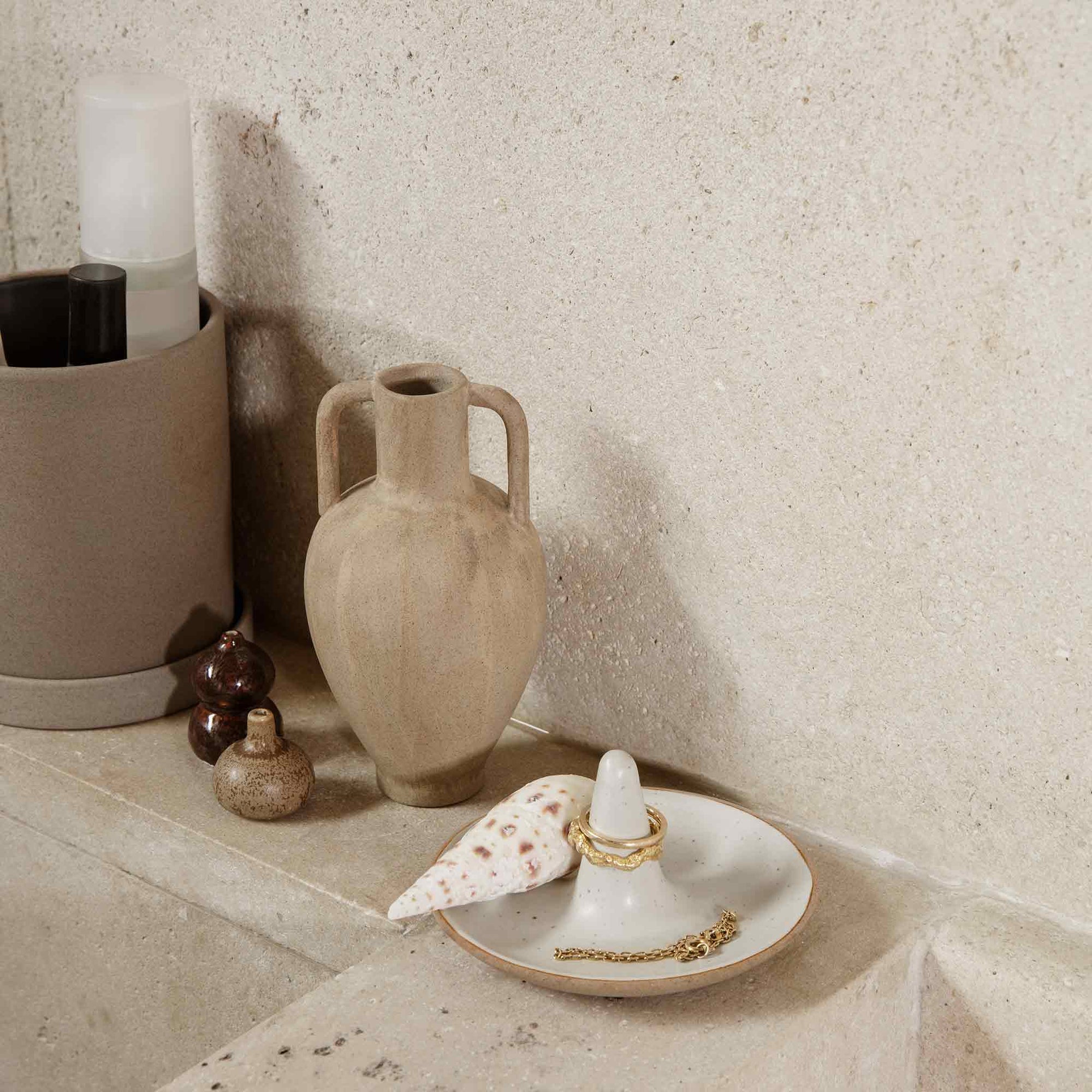 Ferm Living（ファームリビング）は、人生の対比を意識しながら、期待や夢の中で快適さと意味を追い求め、真の価値を感じられる空間を提供することを目指しています。デザインへの情熱と、環境や社会に配慮した責任ある選択を大切にし、誠実で心地よい製品や環境づくりに取り組んでいます。デンマーク・コペンハーゲンを拠点に、世界中の職人と協働し、スカンジナビアの思想と世界の技術・伝統を融合。柔らかなフォルムや豊かなテクスチャー、意外性のあるディテールを特徴とするコレクションは、洗練された美しさの中にも驚きと温かみをもたらします。素材選びから製造、配送まで持続可能性を意識し、より良い未来へ向けた選択を後押しします。家具、アクセサリー、照明を通じて、あなたらしく心地よい空間づくりをサポートします。