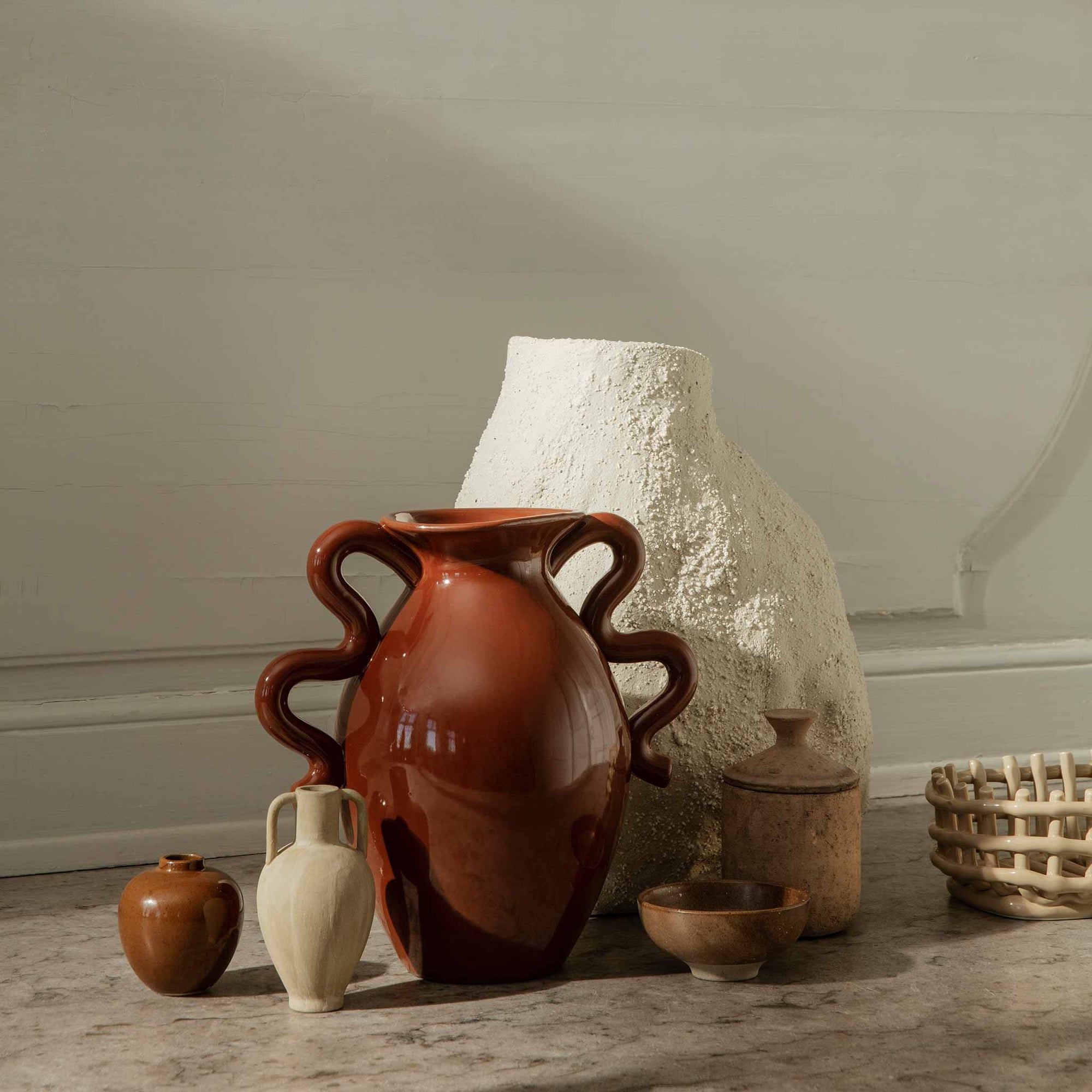 Ferm Living（ファームリビング）は、人生の対比を意識しながら、期待や夢の中で快適さと意味を追い求め、真の価値を感じられる空間を提供することを目指しています。デザインへの情熱と、環境や社会に配慮した責任ある選択を大切にし、誠実で心地よい製品や環境づくりに取り組んでいます。デンマーク・コペンハーゲンを拠点に、世界中の職人と協働し、スカンジナビアの思想と世界の技術・伝統を融合。柔らかなフォルムや豊かなテクスチャー、意外性のあるディテールを特徴とするコレクションは、洗練された美しさの中にも驚きと温かみをもたらします。素材選びから製造、配送まで持続可能性を意識し、より良い未来へ向けた選択を後押しします。家具、アクセサリー、照明を通じて、あなたらしく心地よい空間づくりをサポートします。