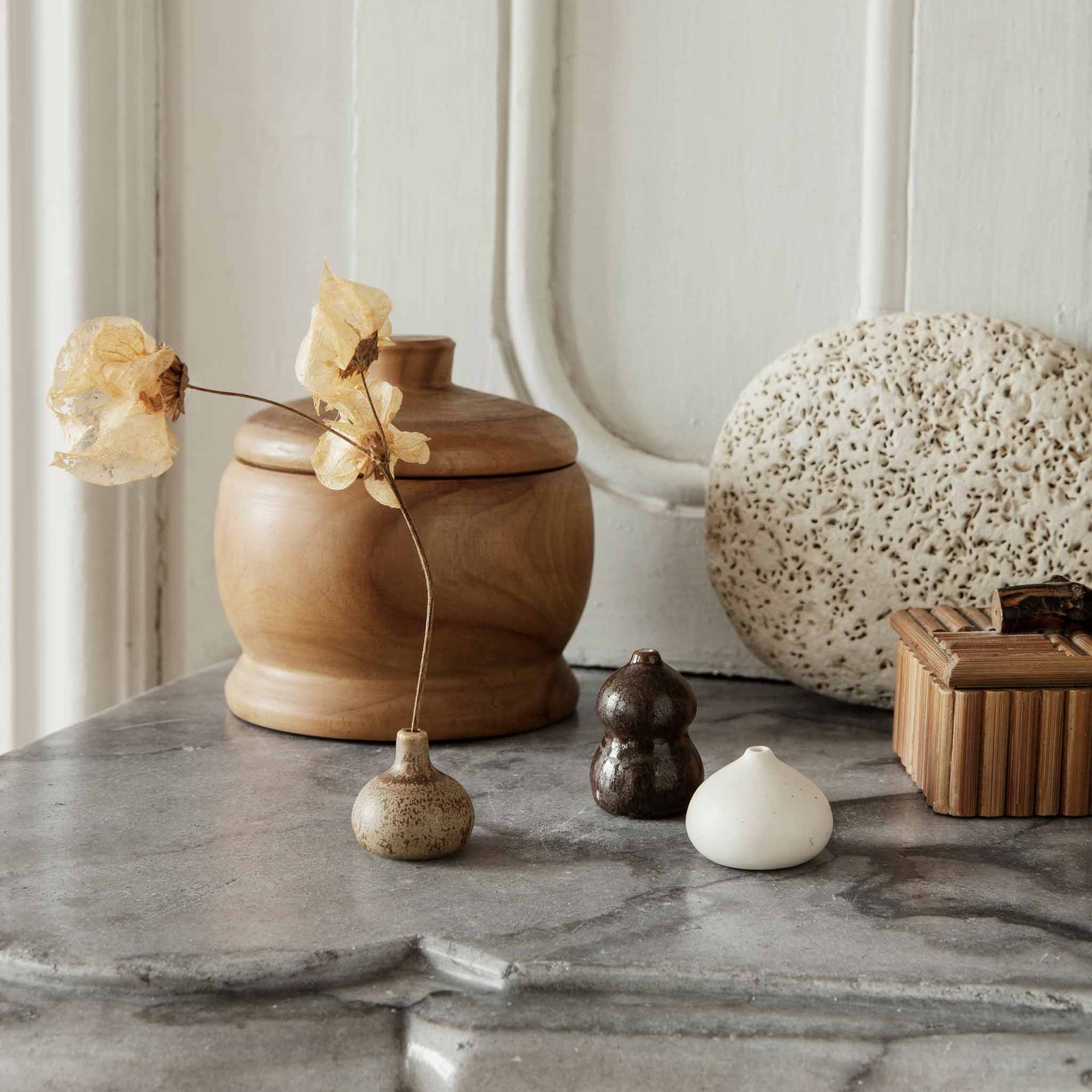 Ferm Living（ファームリビング）は、人生の対比を意識しながら、期待や夢の中で快適さと意味を追い求め、真の価値を感じられる空間を提供することを目指しています。デザインへの情熱と、環境や社会に配慮した責任ある選択を大切にし、誠実で心地よい製品や環境づくりに取り組んでいます。デンマーク・コペンハーゲンを拠点に、世界中の職人と協働し、スカンジナビアの思想と世界の技術・伝統を融合。柔らかなフォルムや豊かなテクスチャー、意外性のあるディテールを特徴とするコレクションは、洗練された美しさの中にも驚きと温かみをもたらします。素材選びから製造、配送まで持続可能性を意識し、より良い未来へ向けた選択を後押しします。家具、アクセサリー、照明を通じて、あなたらしく心地よい空間づくりをサポートします。