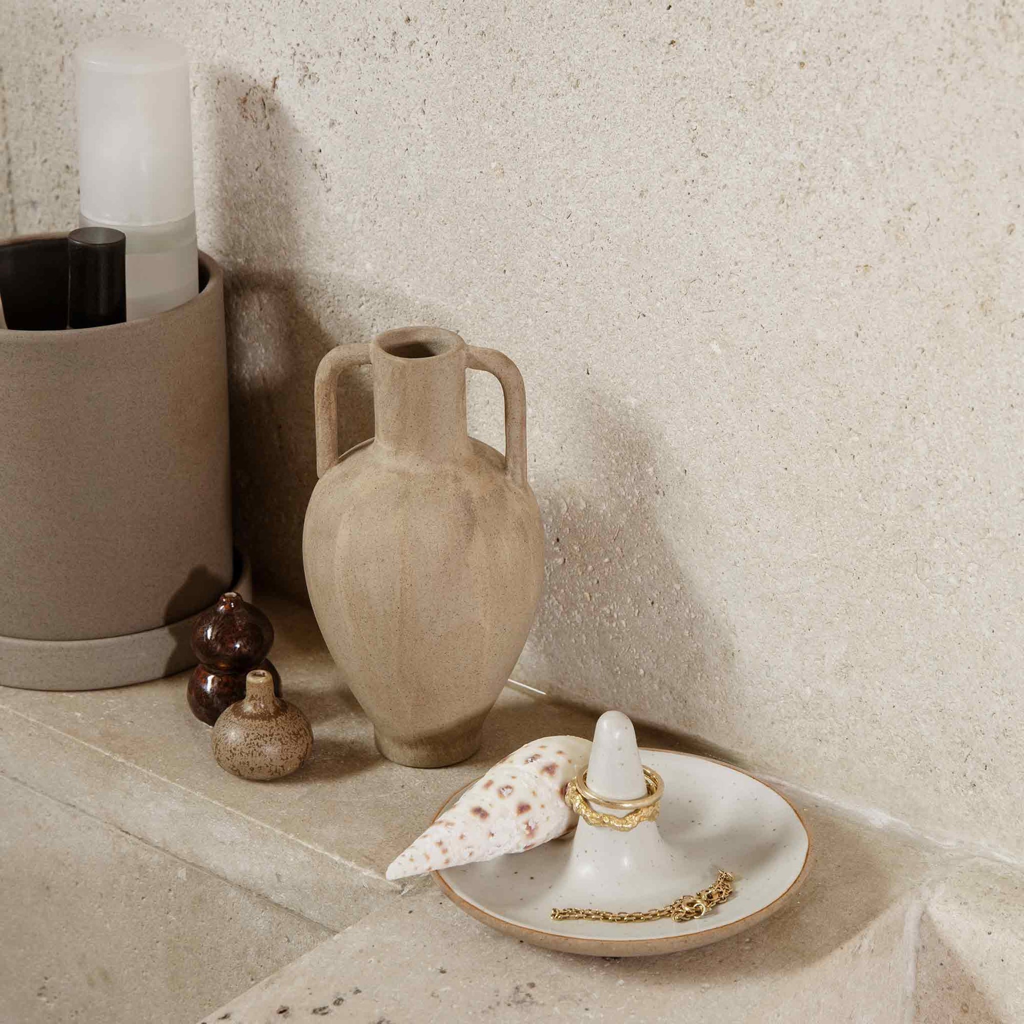 Ferm Living（ファームリビング）は、人生の対比を意識しながら、期待や夢の中で快適さと意味を追い求め、真の価値を感じられる空間を提供することを目指しています。デザインへの情熱と、環境や社会に配慮した責任ある選択を大切にし、誠実で心地よい製品や環境づくりに取り組んでいます。デンマーク・コペンハーゲンを拠点に、世界中の職人と協働し、スカンジナビアの思想と世界の技術・伝統を融合。柔らかなフォルムや豊かなテクスチャー、意外性のあるディテールを特徴とするコレクションは、洗練された美しさの中にも驚きと温かみをもたらします。素材選びから製造、配送まで持続可能性を意識し、より良い未来へ向けた選択を後押しします。家具、アクセサリー、照明を通じて、あなたらしく心地よい空間づくりをサポートします。