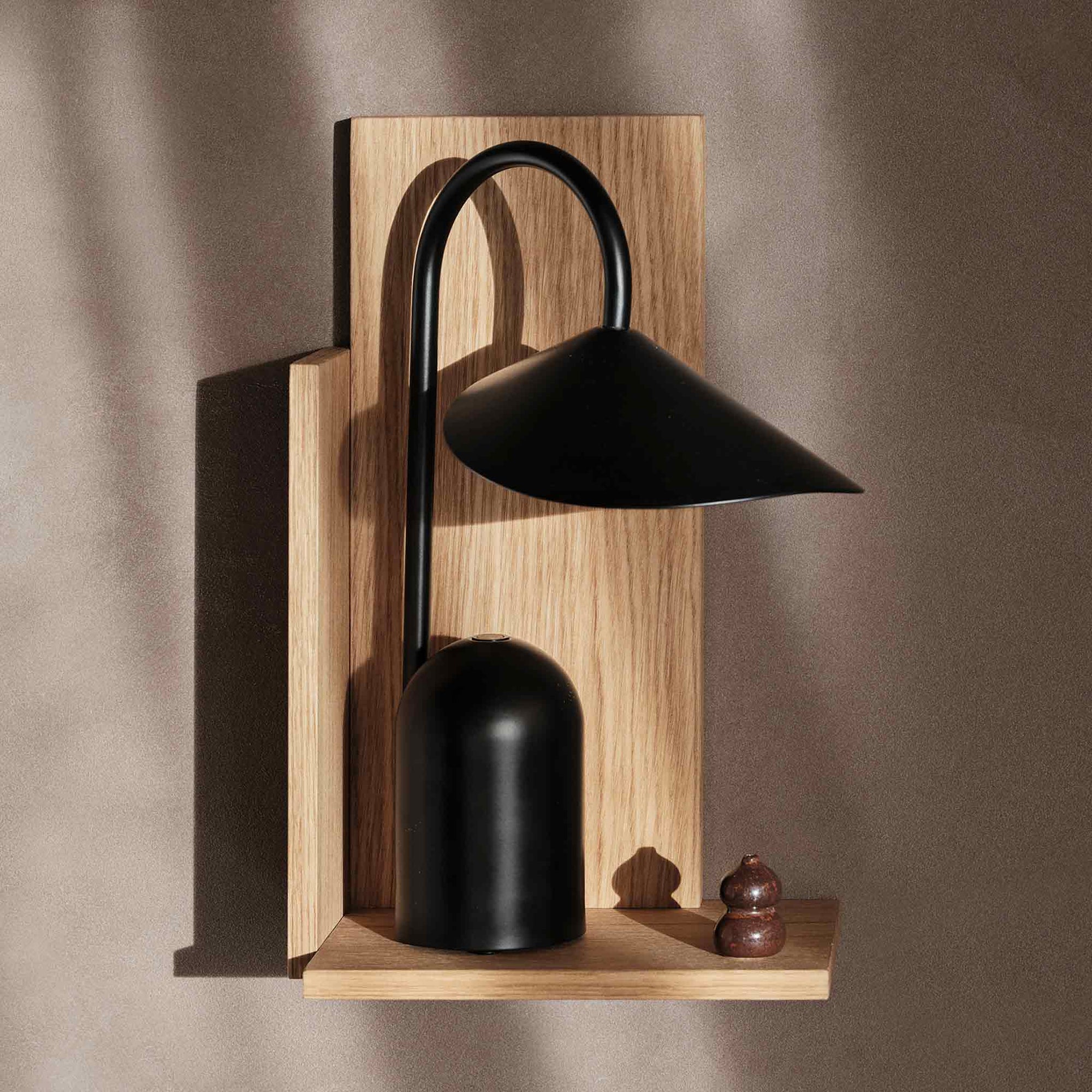 Ferm Living（ファームリビング）は、人生の対比を意識しながら、期待や夢の中で快適さと意味を追い求め、真の価値を感じられる空間を提供することを目指しています。デザインへの情熱と、環境や社会に配慮した責任ある選択を大切にし、誠実で心地よい製品や環境づくりに取り組んでいます。デンマーク・コペンハーゲンを拠点に、世界中の職人と協働し、スカンジナビアの思想と世界の技術・伝統を融合。柔らかなフォルムや豊かなテクスチャー、意外性のあるディテールを特徴とするコレクションは、洗練された美しさの中にも驚きと温かみをもたらします。素材選びから製造、配送まで持続可能性を意識し、より良い未来へ向けた選択を後押しします。家具、アクセサリー、照明を通じて、あなたらしく心地よい空間づくりをサポートします。